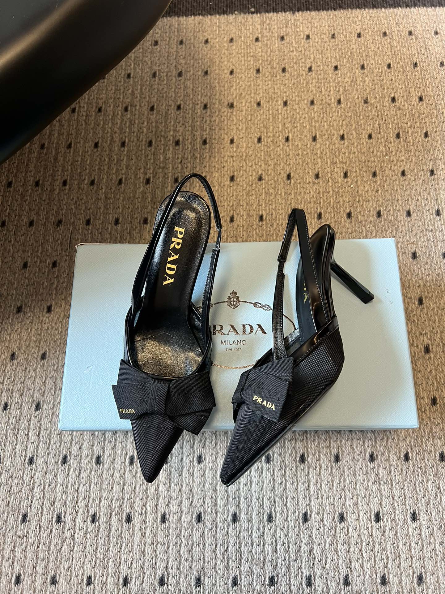 Prad* 26ss 新款蝴蝶高跟美鞋当尖头遇上蝴蝶结，是从秀场到日常的优雅复刻。网纱与缎面交织出朦胧质