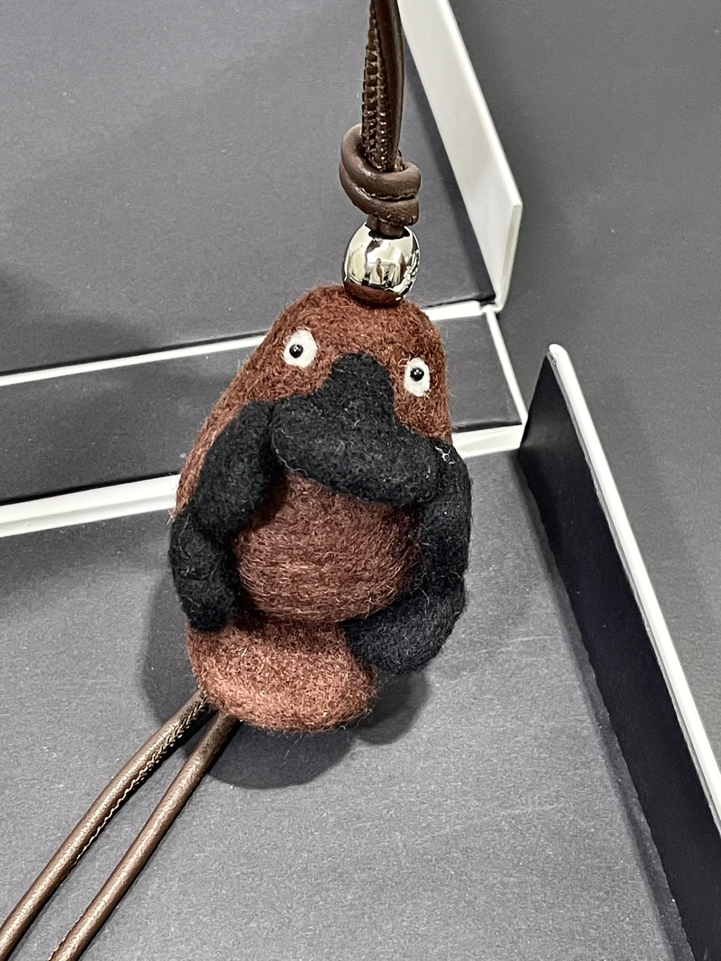 NO:718358,The platypus felt pendant is made of felt material, purely handmade, which is time-consuming and labor-intensive. It can be matched with any bag and is very versatile. Note that each one is unique and cannot be guaranteed to be exactly the same. Perfectionists please do not disturb, Loewe wallet, loewe, wallets19860909鸭嘴兽毛毡挂件 采用毛毡材料、 纯手工制作, 费时费工费材料重工 可搭配任何包包、 巨百搭 注意 每只都是独一无二、 无法保证每个都一模一样的完美主义者请勿扰,罗意威钱包,loewe,wallets,欧美剧