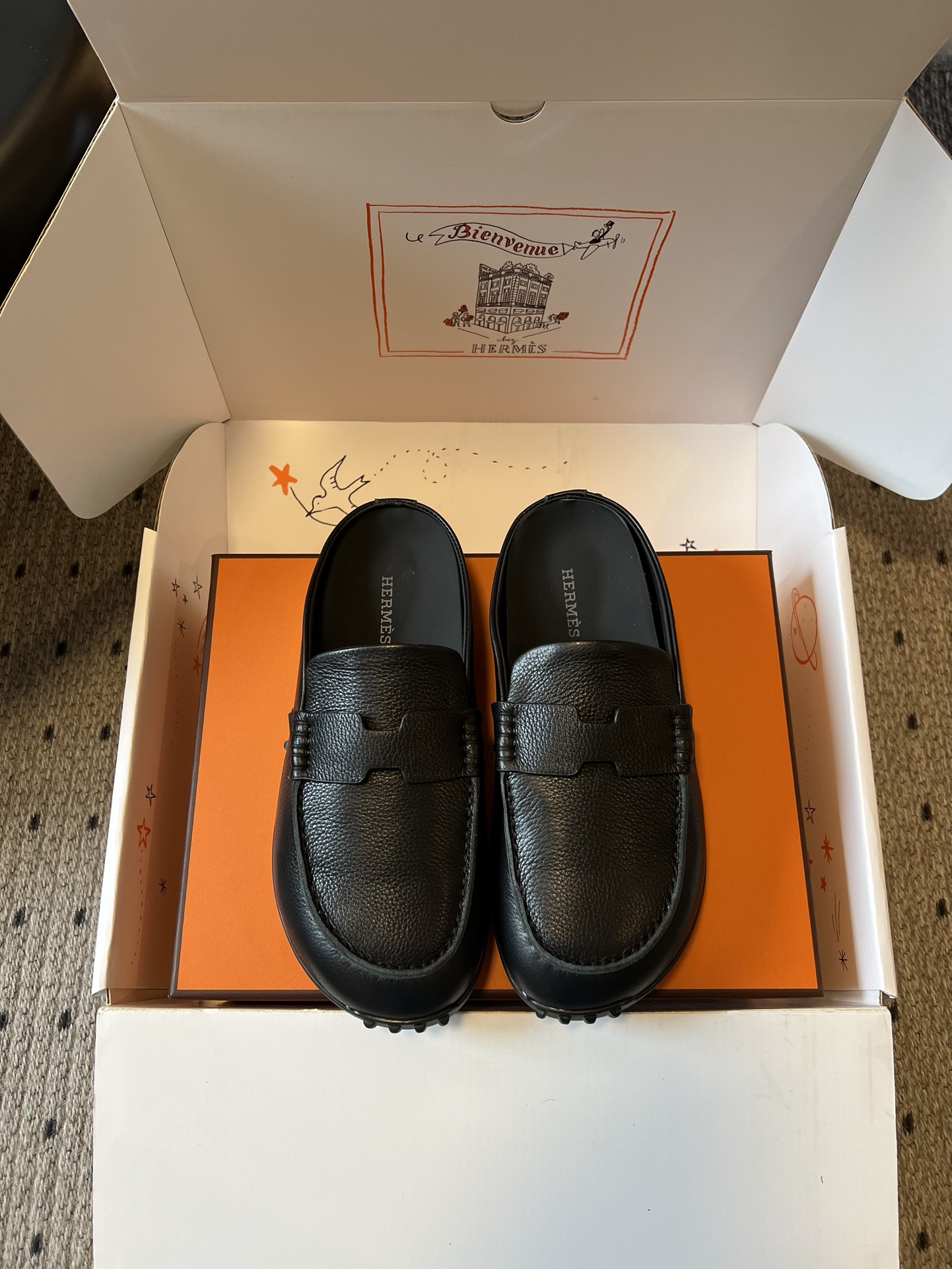 NO:724309,Top quality HERME*26ss new classic retro suede Birkenstock half slippers, loafer style, classic and versatile design, easy to put on and take off with a slip-on style, suitable for various occasions. Brand logo shoes have Hermès iconic design elements, highlighting the brand identity.  It is made of suede material with fine texture and soft touch, which combines comfort and luxury. It provides a wide range of color options, including dark brown, black, off-white, light brown, etc., to meet different styles and matching needs. The workmanship is fine, the stitching is neat, and the details reflect the brand's exquisite craftsmanship, ensuring the quality and durability of the shoes. The upper is made of fetal cow velvet, and the lining is water-dyed sheepskin. The outsole is TPU, which is increased by 3cm.  size 35-40 (40 and 45 sizes are customized and cannot be returned or exchanged), semi-trailers, hermes, hermes, loafers, slippers, sheepskin, chamois leather19860909顶级品质 HERME*26ss 新款经典复古麂皮勃肯半拖鞋 乐福鞋款式,设计经典百搭,一脚蹬的样式方便穿脱,适合多种场合穿搭.品牌标识鞋款带有爱马仕标志性的设计元素,彰显品牌身份. 采用麂皮材质,质感细腻,触感柔软,兼具舒适与高级感.提供丰富的色彩选择,包括深棕、黑色、米白、浅棕等,满足不同风格和搭配需求.做工精细,缝线工整,细节处体现品牌的精湛工艺,保证了鞋子的品质和耐用性. 鞋面胎牛绒 内里水染羊皮 大底TPU大底 增高3cm size35-40码（40、45码定制不退换）,半拖,hermes,hermes,loafers,slippers,sheepskin,chamois leather,Women's Shoes