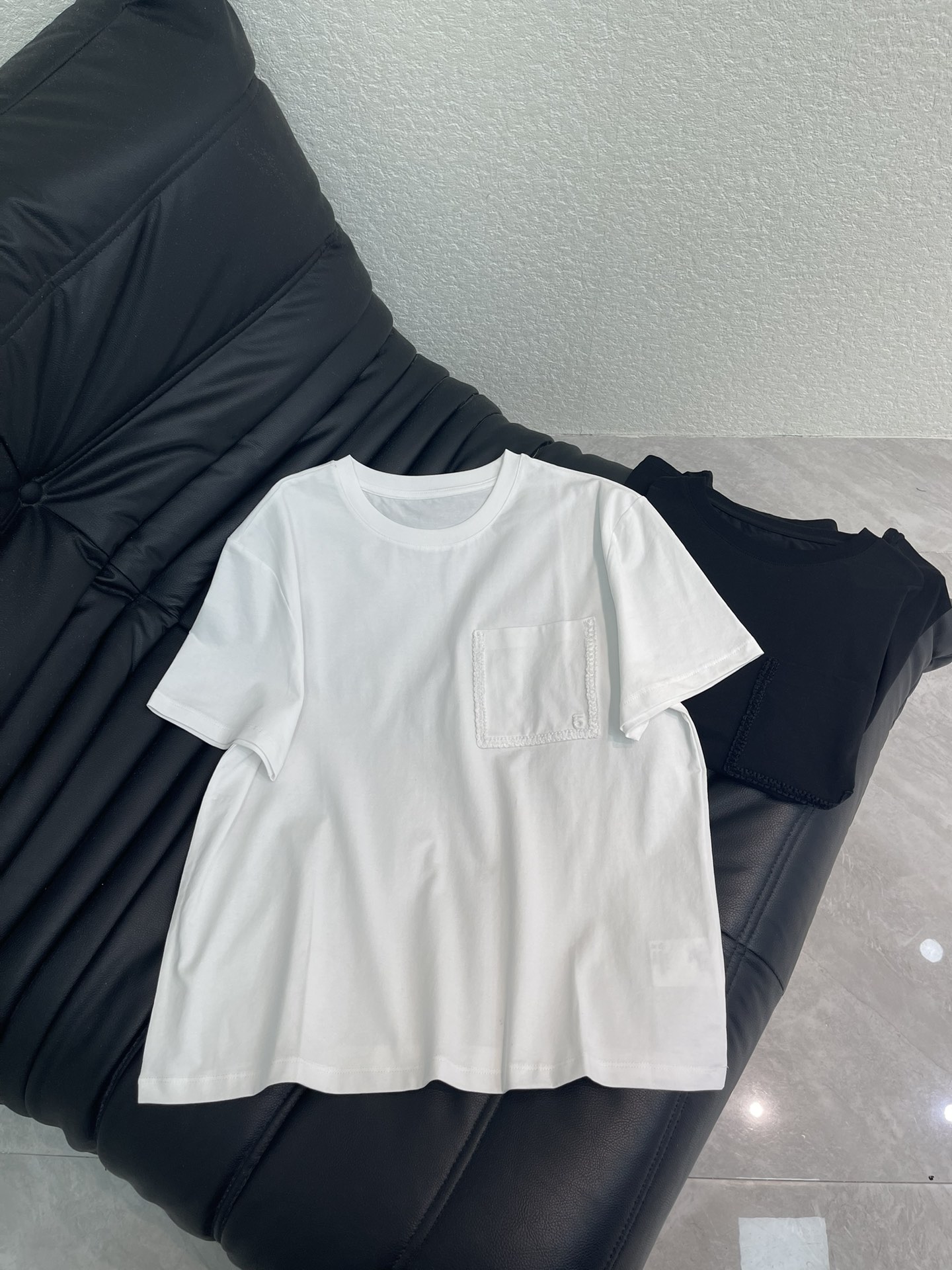 NO:738989,Chane*26’s new Xiaoxiang No. 5 short-sleeved T-shirt. It’s a piece you can wear with your eyes closed. It’s very elegant when worn casually. The solid color tone is matched with braided pocket decoration. It makes you look taller and slimmer. It is easy to wear. It has a built-in belly control effect. It is loved by fashionistas. It has a great upper body effect. It can easily shape the S-curve. It is the king of all-season matching!  SML AA,,chanel,T-shirt,tees,t-shirt,19860909Chane*26新款小香5号短袖T恤 闭眼入的单品 随便一搭都气质感爆棚 纯色色调搭配编花工艺口袋装饰 显高显瘦巨好穿,自带收腹效果,时髦精的大爱,上身效果超赞,轻松塑造S曲线,四季万能搭配王！ SML AA,,chanel,T-shirt,tees，t-shirt,,Women's clothing