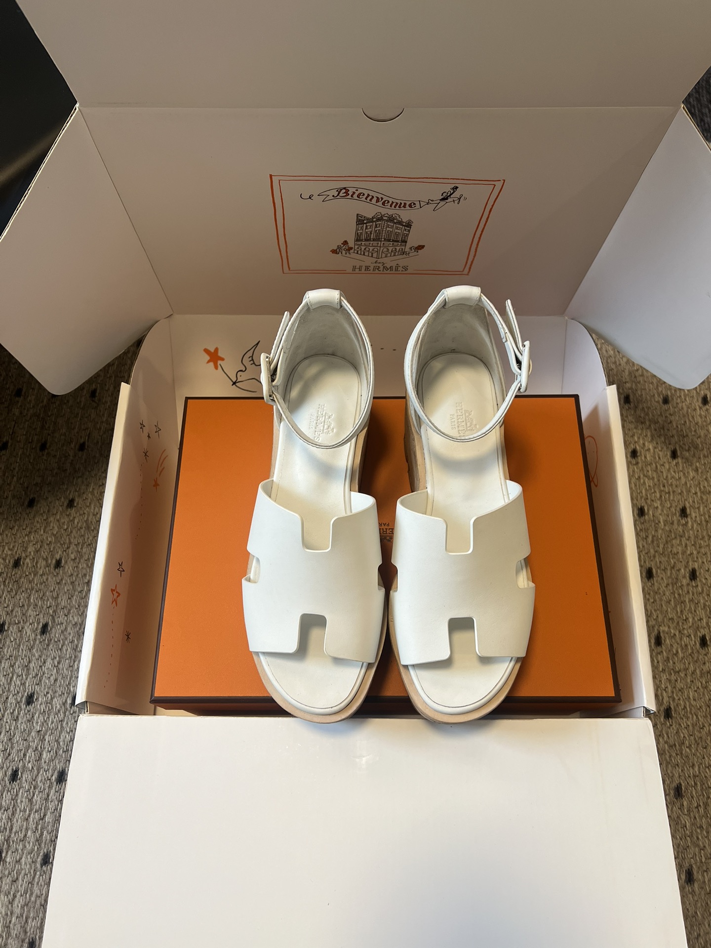 NO:724248,Top quality Herme*26ss new spring and summer ankle strap thick-soled H-shaped wedge sandals. Based on classic Roman sandals, the H-shaped hollow upper + wedge heel design is simple and neat. The wedge shape can visually lengthen the leg line and adapt to a variety of foot types. The shoe body has neat stitching, and the leather cutting edges have been carefully edge-sealed. The overall visual sense is unified and rich in texture.  The wedge heel design disperses the pressure on the foot, and the soft leather and loose last fit the foot shape and will not chafe when worn barefoot, making it suitable for long walks in summer. It can be matched with casual jeans and shorts, as well as simple dresses and commuting wear. It is a 'universal item' to create an elegant summer look. Cow leather upper, cow leather lining, outsole, TPU genuine leather welt combination outsole, 7cm higher  size 35-40 (customized size 40 is non-refundable), sandals, hermes, sandals, skirts, shorts, jeans, cowhide19860909顶级品质 Herme*26ss 春夏新款踝带厚底H型坡跟凉鞋 以经典罗马凉鞋为原型,H形镂空鞋面+坡跟的设计简约利落,坡跟造型能在视觉上拉长腿部线条,适配多种脚型.鞋身车线工整,皮革剪裁边缘做了精细的封边处理,整体视觉感统一且富有质感. 坡跟设计分散了脚部压力,柔软皮革与宽松鞋楦上脚即贴合脚型,赤脚穿也不会磨脚,适合夏季长时间行走.既能搭配休闲感的牛仔裤、短裤,也能适配简约风的连衣裙、通勤装,是打造夏日优雅造型的“万能单品”. 鞋面奶牛皮 内里奶牛皮 大底TPU真皮沿条组合大底 增高7cm size35-40码（40码定制不退换）,凉鞋,hermes,sandals,skirts,shorts,jeans,cowhide,Women's Shoes