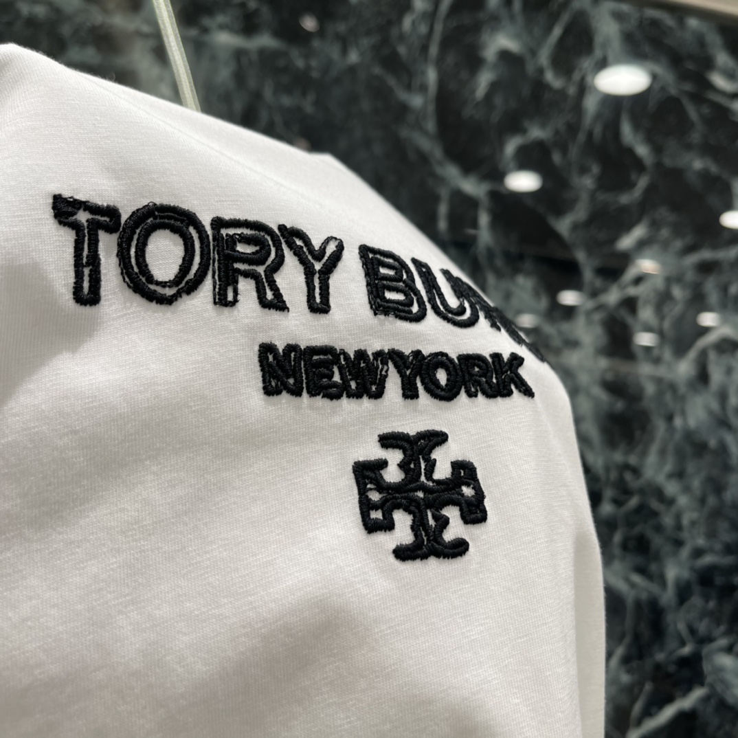 Tory Burc 26早春新款 刺绣logoT恤 胸前黑色刺绣logo 辨识度超高!纯棉面料柔软透气，