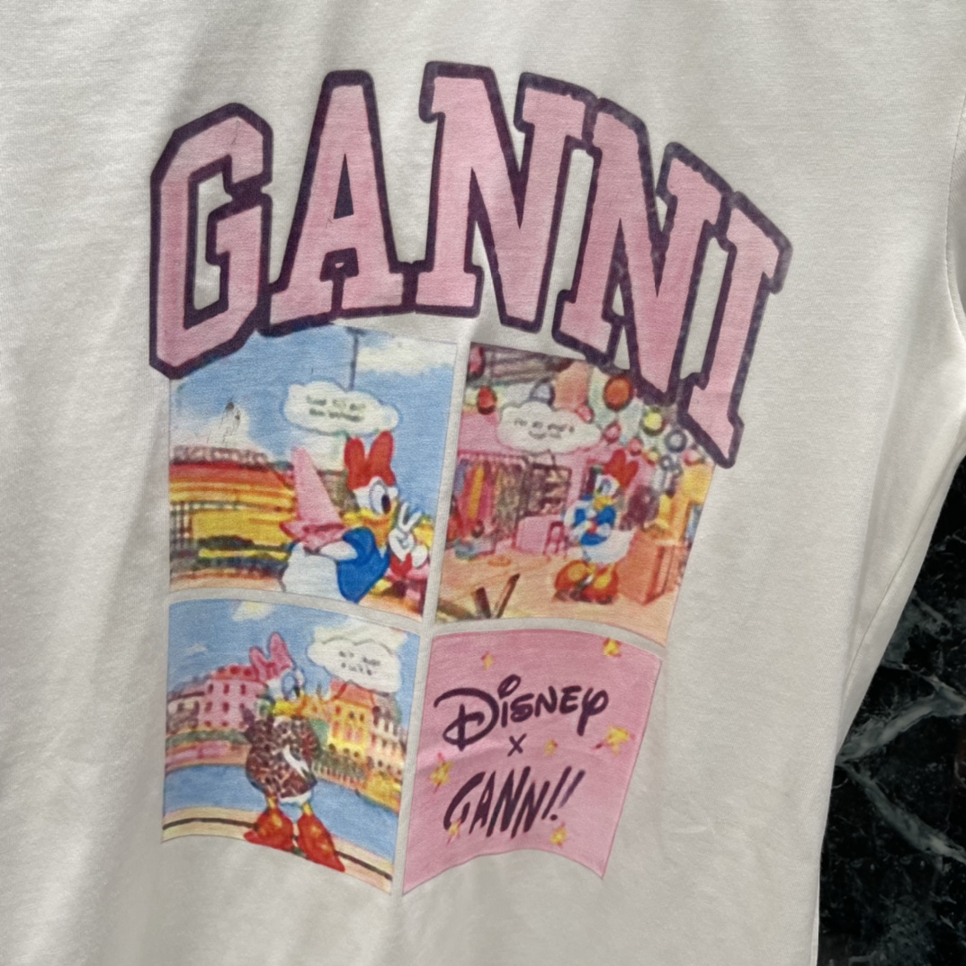 Gann 26早春新款 联名漫画T恤 迪士尼联名的漫画T恤 修身版型 辣妹风满满!正面黛丝鸭漫画图案 趣