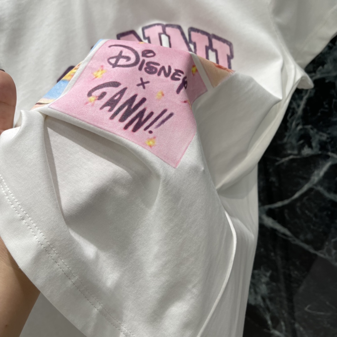 Gann 26早春新款 联名漫画T恤 迪士尼联名的漫画T恤 修身版型 辣妹风满满!正面黛丝鸭漫画图案 趣