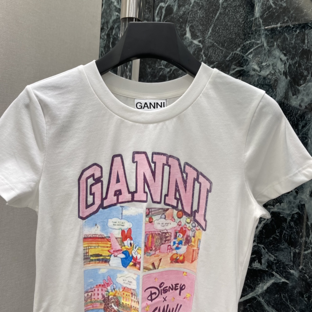 Gann 26早春新款 联名漫画T恤 迪士尼联名的漫画T恤 修身版型 辣妹风满满!正面黛丝鸭漫画图案 趣