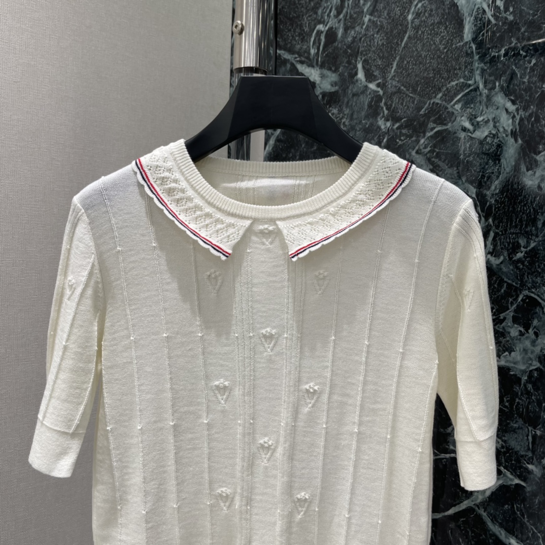 TB 26早春新款 娃娃领针织上衣 竖条纹+心形刺绣 细节满满 娃娃领配红蓝条纹 复古又俏皮 七分袖设计