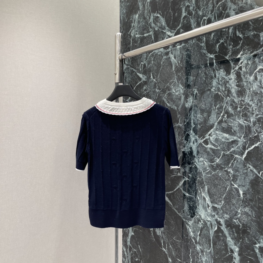 TB 26早春新款 娃娃领针织上衣 竖条纹+心形刺绣 细节满满 娃娃领配红蓝条纹 复古又俏皮 七分袖设计