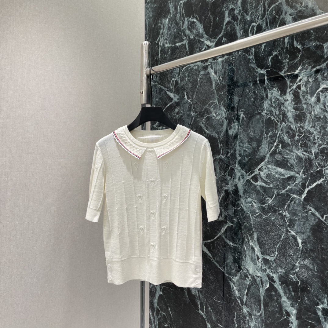 TB 26早春新款 娃娃领针织上衣 竖条纹+心形刺绣 细节满满 娃娃领配红蓝条纹 复古又俏皮 七分袖设计