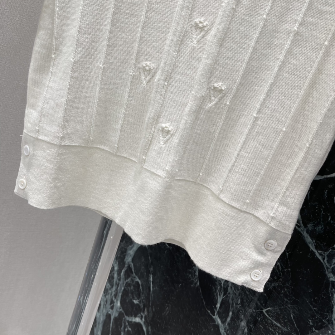 TB 26早春新款 娃娃领针织上衣 竖条纹+心形刺绣 细节满满 娃娃领配红蓝条纹 复古又俏皮 七分袖设计