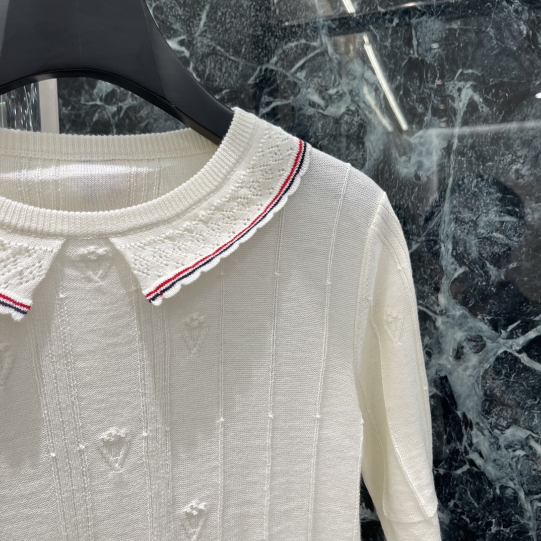 TB 26早春新款 娃娃领针织上衣 竖条纹+心形刺绣 细节满满 娃娃领配红蓝条纹 复古又俏皮 七分袖设计