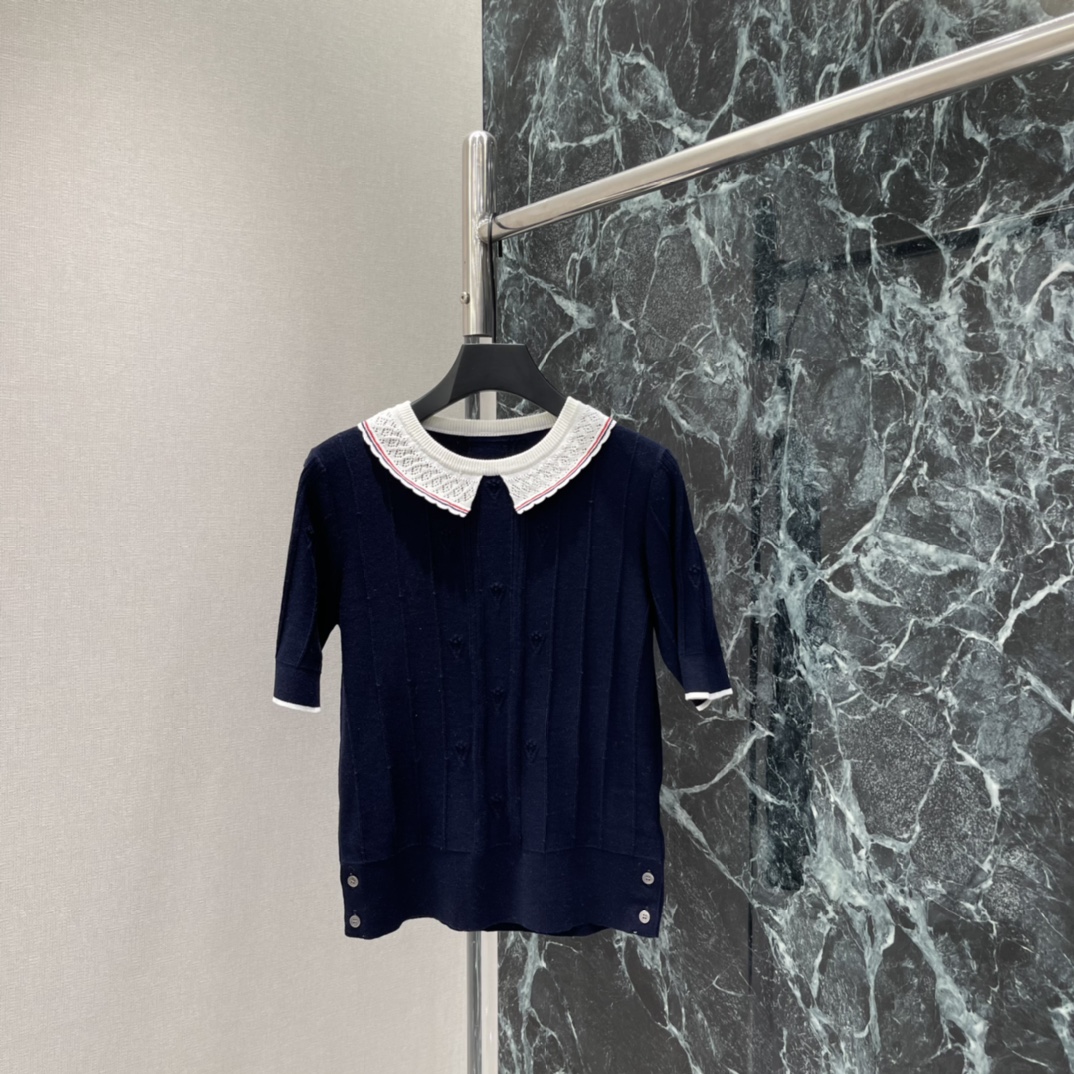 TB 26早春新款 娃娃领针织上衣 竖条纹+心形刺绣 细节满满 娃娃领配红蓝条纹 复古又俏皮 七分袖设计