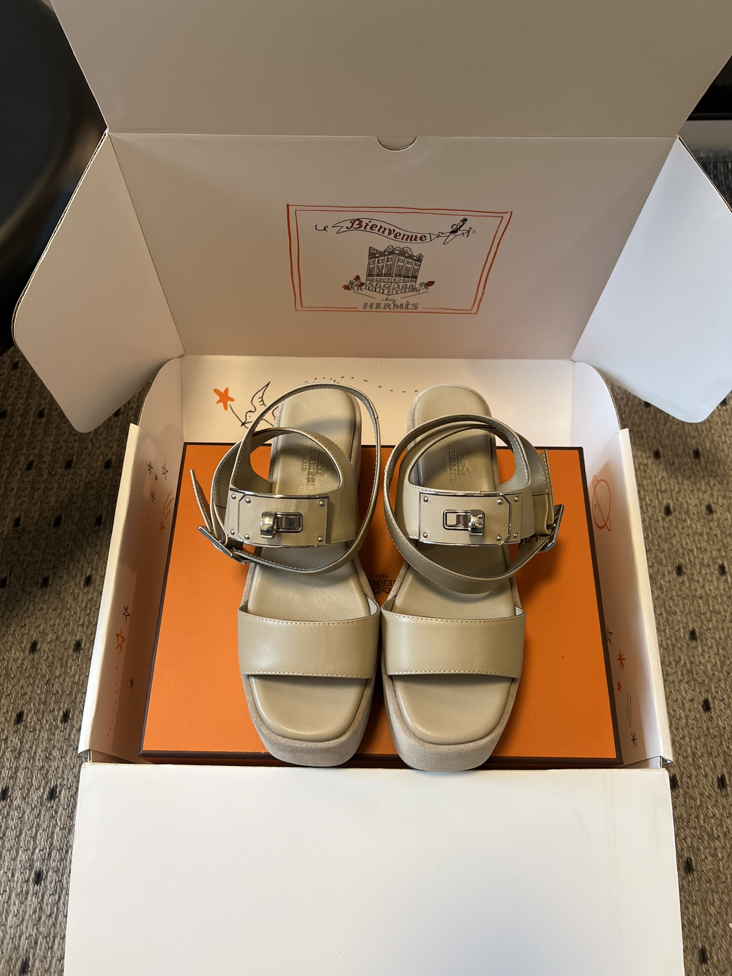 NO:724250,Top quality Herme*26ss new spring and summer ankle strap thick-soled sandals. Based on Roman sandals, the design of double wide bands + ankle straps is simple and neat. The thick-soled shape can visually lengthen the leg lines and adapt to a variety of foot types. The shoe body has neat lines, the connection between the metal buckle and the upper is natural and smooth, and the edges are finely sealed. The overall visual sense is unified and rich in texture.  The thick-soled design disperses the pressure on the foot. The soft leather and loose last fit the foot shape and will not chafe when worn barefoot, making it suitable for long walks in summer. It can be matched with casual jeans and shorts, as well as simple dresses and commuting clothes. It is a 'universal item' to create a dynamic summer look. Cow leather upper, fetal cow velvet lining, outsole, TPU genuine leather welt combination outsole, 5cm higher  size 35-40 (customized size 40 is non-refundable), sandals, hermes, sandals, skirts, shorts, jeans, cowhide19860909顶级品质 Herme*26ss 春夏新款踝带厚底凉鞋 以罗马凉鞋为原型,双条宽带+踝带的设计简约利落,厚底造型能在视觉上拉长腿部线条,适配多种脚型.鞋身车线工整,金属扣与鞋面的衔接自然流畅,边缘做了精细的封边处理,整体视觉感统一且富有质感. 厚底设计分散了脚部压力,柔软皮革与宽松鞋楦上脚即贴合脚型,赤脚穿也不会磨脚,适合夏季长时间行走.既能搭配休闲感的牛仔裤、短裤,也能适配简约风的连衣裙、通勤装,是打造夏日活力造型的“万能单品”. 鞋面奶牛皮 内里胎牛绒 大底TPU真皮沿条组合大底 增高5cm size35-40码（40码定制不退换）,凉鞋,hermes,sandals,skirts,shorts,jeans,cowhide,Women's Shoes