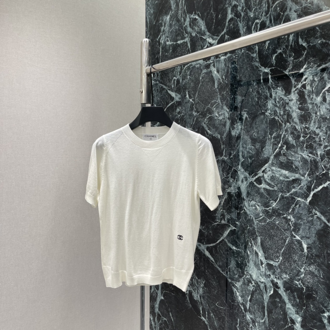 小香 26早春新款 针织圆领短袖 圆领设计简约大方 左下角双C标志超有辨识度 剪裁贴合身形 舒适又显气质