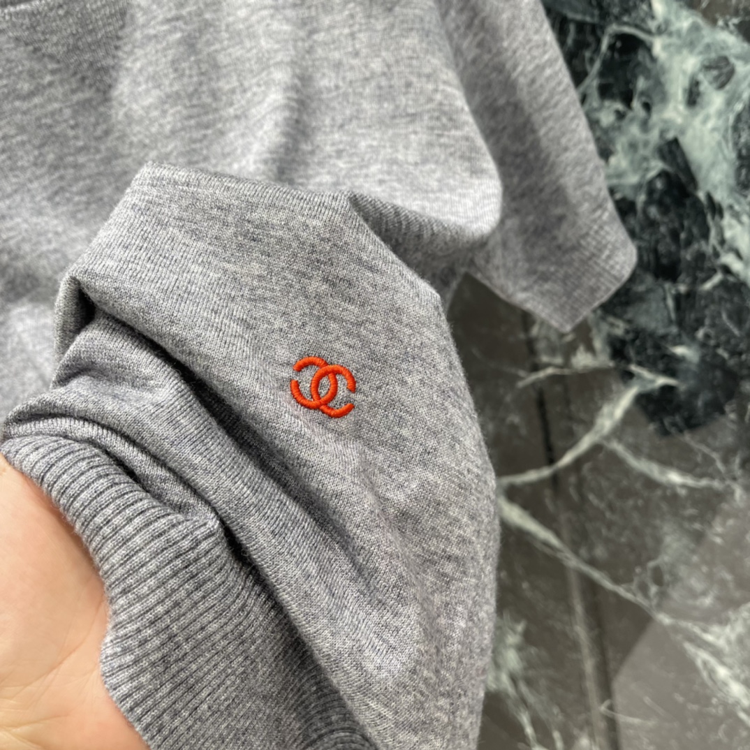 小香 26早春新款 针织圆领短袖 圆领设计简约大方 左下角双C标志超有辨识度 剪裁贴合身形 舒适又显气质