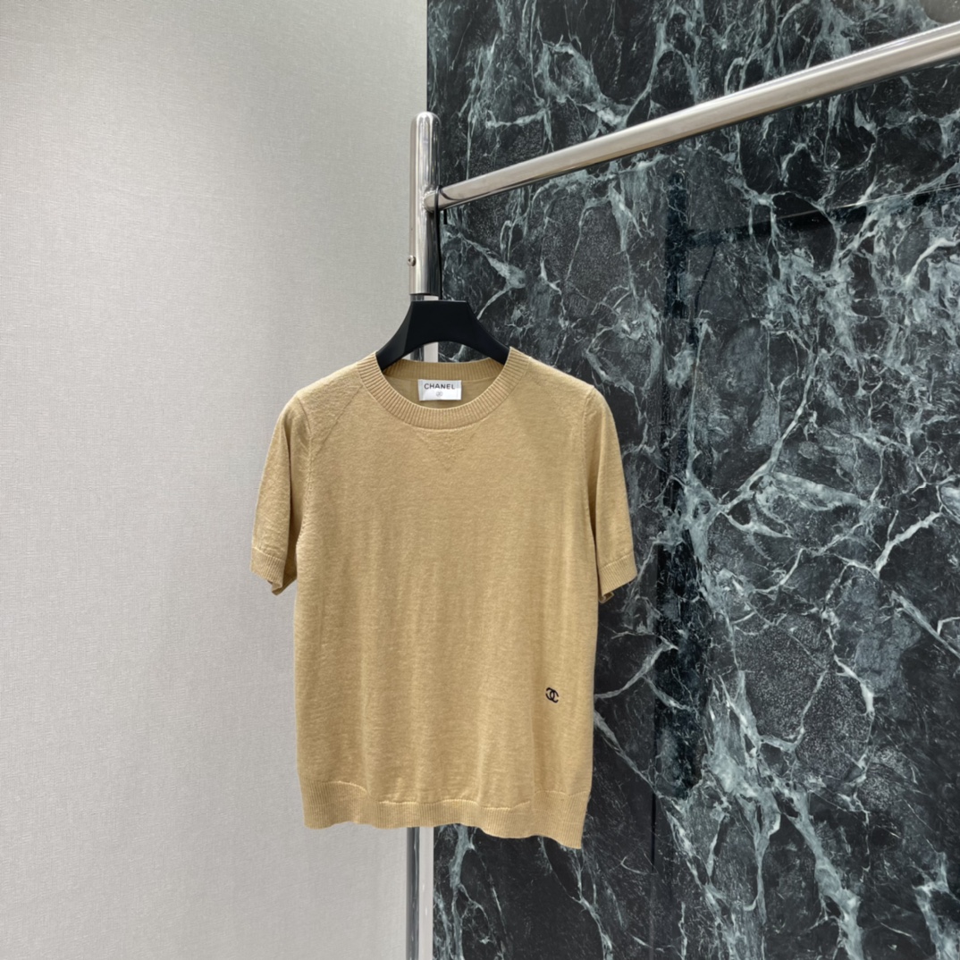 小香 26早春新款 针织圆领短袖 圆领设计简约大方 左下角双C标志超有辨识度 剪裁贴合身形 舒适又显气质