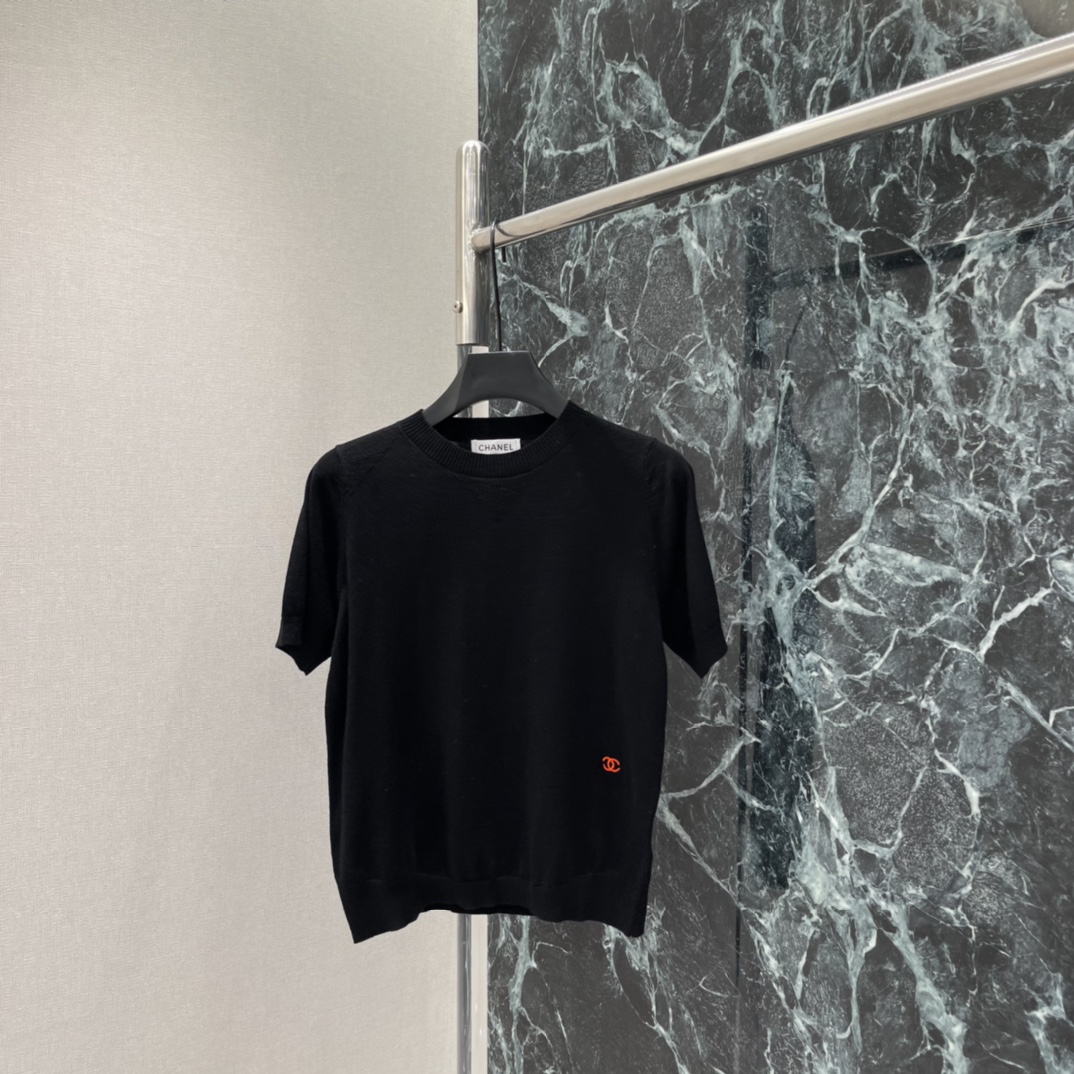 小香 26早春新款 针织圆领短袖 圆领设计简约大方 左下角双C标志超有辨识度 剪裁贴合身形 舒适又显气质