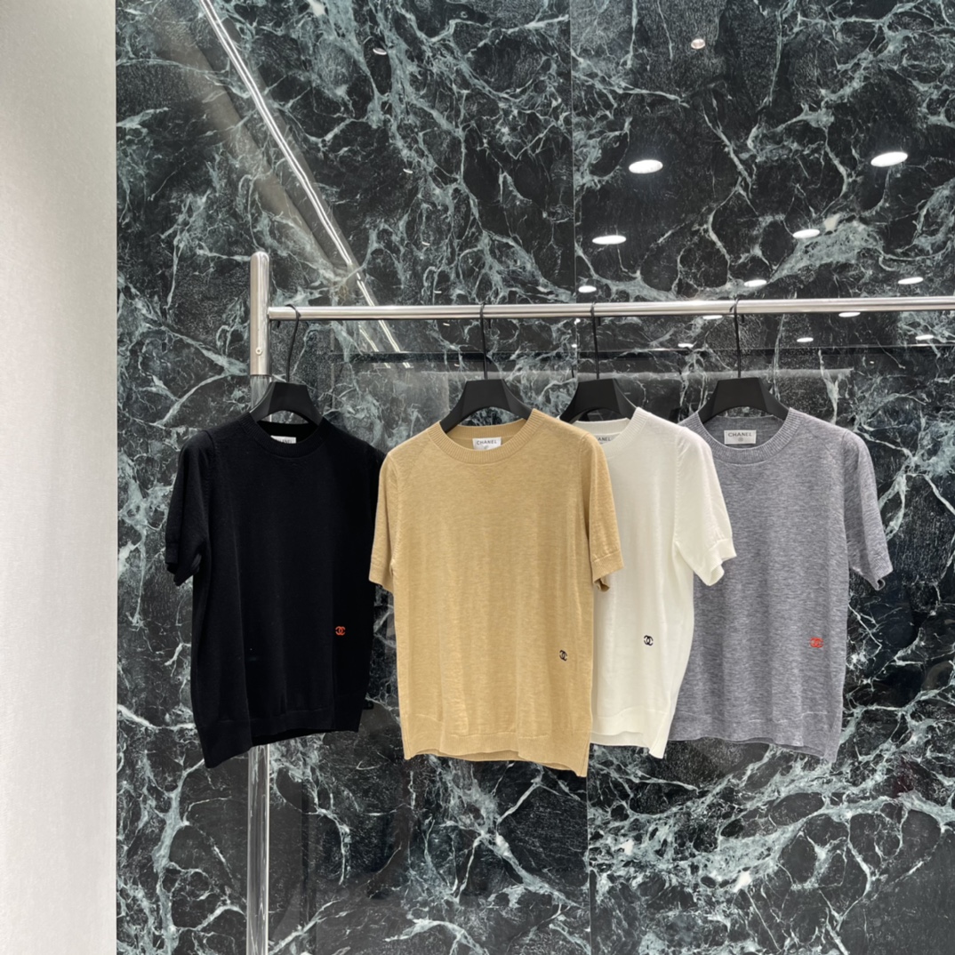 NO:723182,The highest version on the market, the girl inspects the goods, trims the three marks on the threads, and delivers the goods. You can send pictures and videos. If you want quality and service, please add me on WeChat. We will not accept urgent orders. Xiaoxiang 26 early spring new model. Knitted round neck short sleeves. The round neck design is simple and elegant. The double C logo in the lower left corner is very recognizable. It is tailored to fit the body. It is comfortable and elegant. It can be worn alone or layered in spring and summer! The white color is versatile and can be easily matched with jeans, skirts, etc. It can be easily used in daily commuting and leisure occasions.  Elegant and practical ~ four colors SML, Chanel-clothing, chanel, skirts, jeans, T-shirt,19860909市面最高版本小妹验货、修剪线头上三标、发货可发图及拍视频,要品质要服务的加我微信,不接急单. 小香 26早春新款 针织圆领短袖 圆领设计简约大方 左下角双C标志超有辨识度 剪裁贴合身形 舒适又显气质春夏单穿或内搭都很OK!白色百搭,轻松搭配牛仔裤半裙等 日常通勤休闲场合都能轻松驾驭 优雅又实用~四个色SML,香奈儿-服装,chanel,skirts,jeans,T-shirt,,Women's clothing