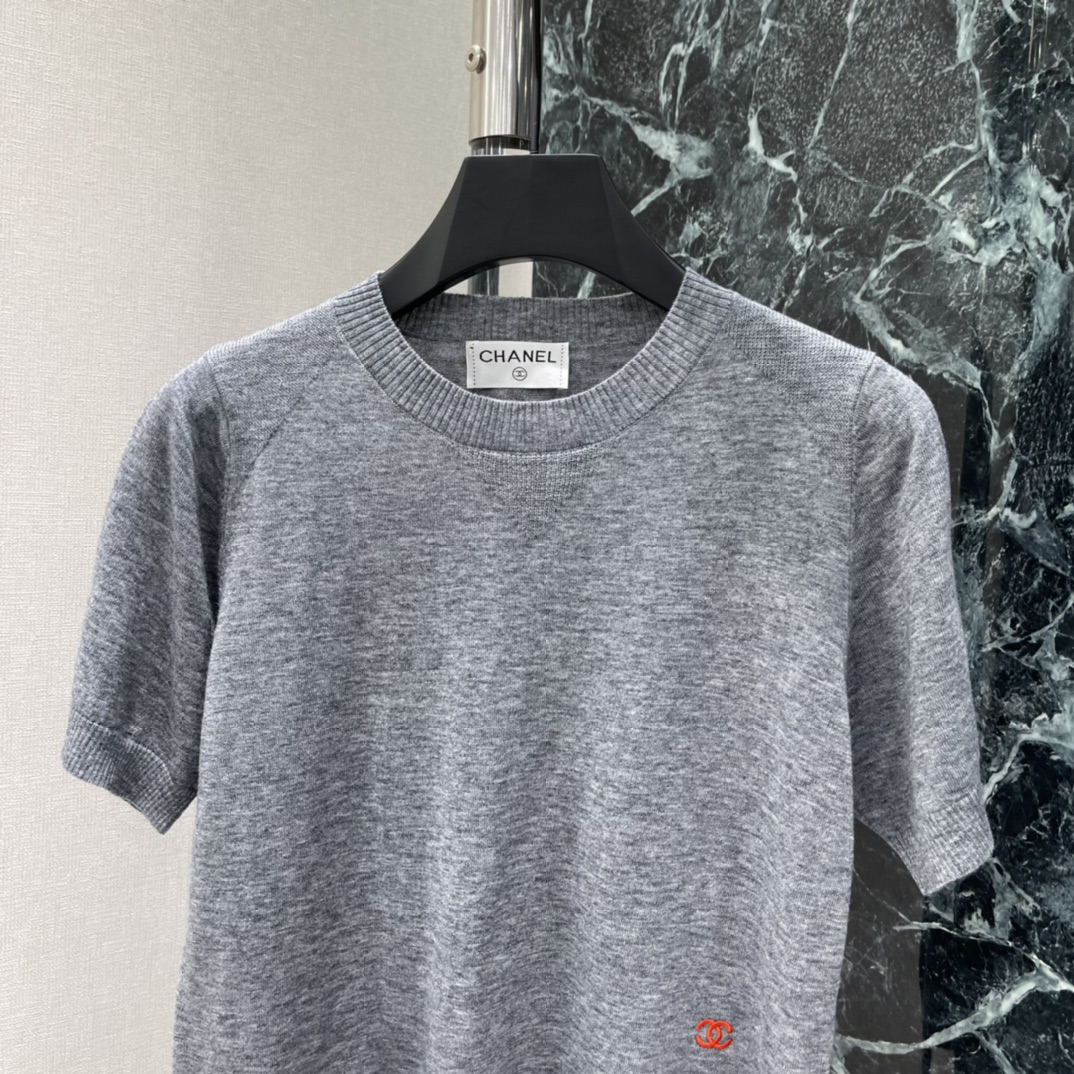 小香 26早春新款 针织圆领短袖 圆领设计简约大方 左下角双C标志超有辨识度 剪裁贴合身形 舒适又显气质