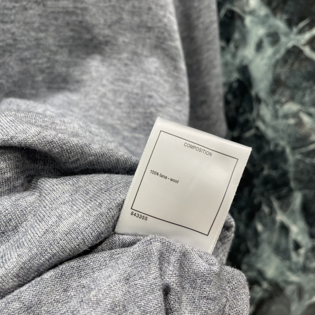 小香 26早春新款 针织圆领短袖 圆领设计简约大方 左下角双C标志超有辨识度 剪裁贴合身形 舒适又显气质