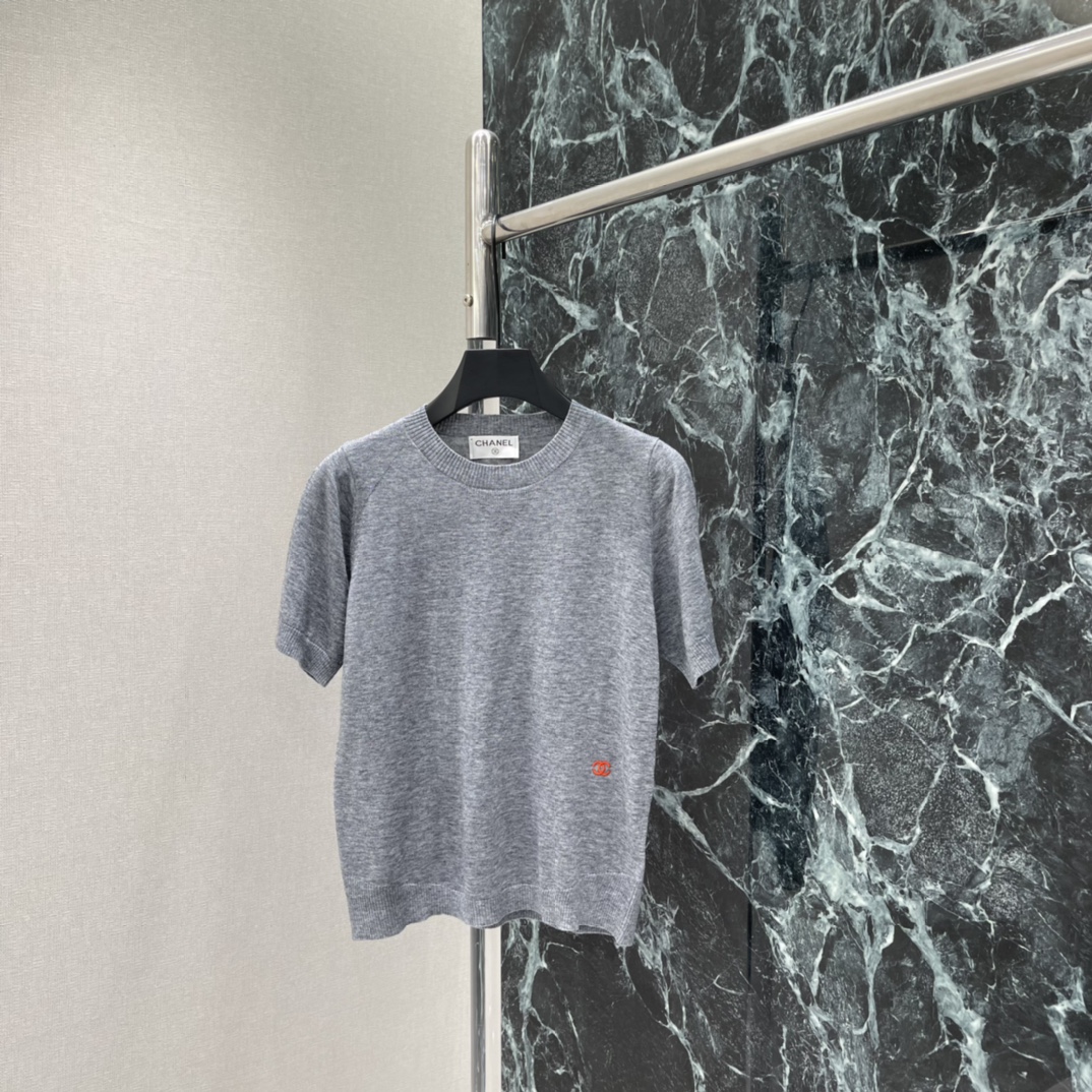 小香 26早春新款 针织圆领短袖 圆领设计简约大方 左下角双C标志超有辨识度 剪裁贴合身形 舒适又显气质