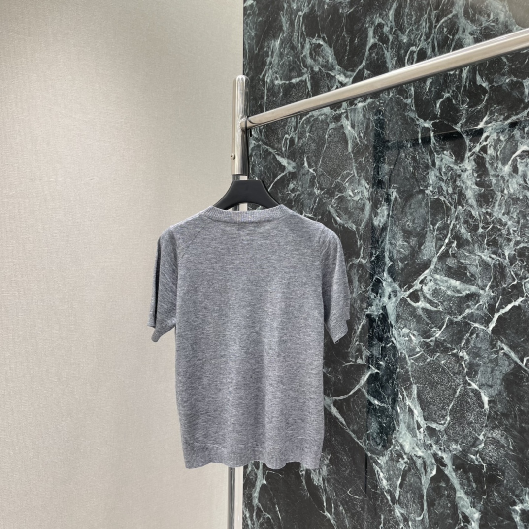 小香 26早春新款 针织圆领短袖 圆领设计简约大方 左下角双C标志超有辨识度 剪裁贴合身形 舒适又显气质