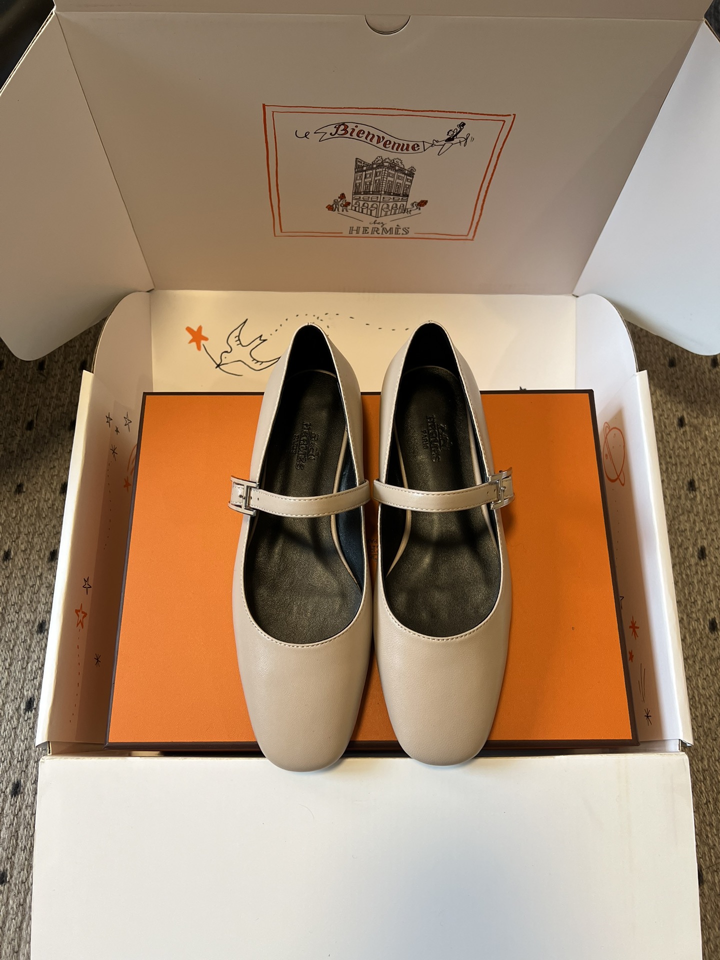 NO:724261,Top quality Herme*26ss new flat Mary Jane shoes for spring and summer. Based on classic Mary Jane shoes, the square toe + single buckle design is simple and elegant. The square toe shape can modify the foot shape, and the 2cm low heel height takes into account both elegance and comfort. The shoe body has neat lines, the connection between the metal buckle and the upper is natural and smooth, and the brand logo is only presented in the form of embossing in a low-key manner inside the shoe.  The soft leather material and moderately loose shoe last fit the foot shape immediately, without the need for running in, and the bare feet will not be worn. It can be matched with retro-style dresses, suit pants, or minimalist commuting wear. It is a 'universal item' to create an elegant look. Suede upper, suede lining, Italian genuine leather outsole, 2cm higher  Size 35-40 (customized sizes 40 are non-refundable), single shoes Mary Jane, hermes, mary jane, skirts, business suit, sheepskin, Leather soles19860909顶级品质 Herme*26ss 春夏新款平底玛丽珍鞋单鞋 以经典玛丽珍鞋为原型,方头+单条搭扣的设计简约优雅,方头造型能修饰脚型,2cm的低跟高度兼顾了优雅与舒适度.鞋身车线工整,金属扣与鞋面的衔接自然流畅,品牌标识仅以压印形式低调呈现于鞋内. 柔软的皮革材质与适度宽松的鞋楦,上脚即贴合脚型,无需磨合,赤脚穿也不会磨脚.既能搭配复古风的连衣裙、西装裤,也能适配极简风的通勤装,是打造优雅造型的“万能单品”. 鞋面小山羊皮 内里小山羊皮 大底意大利真皮大底 增高2cm size35-40码（40码定制不退换）,单鞋玛丽珍,hermes,mary jane,skirts,business suit,sheepskin,Leather soles,Women's Shoes