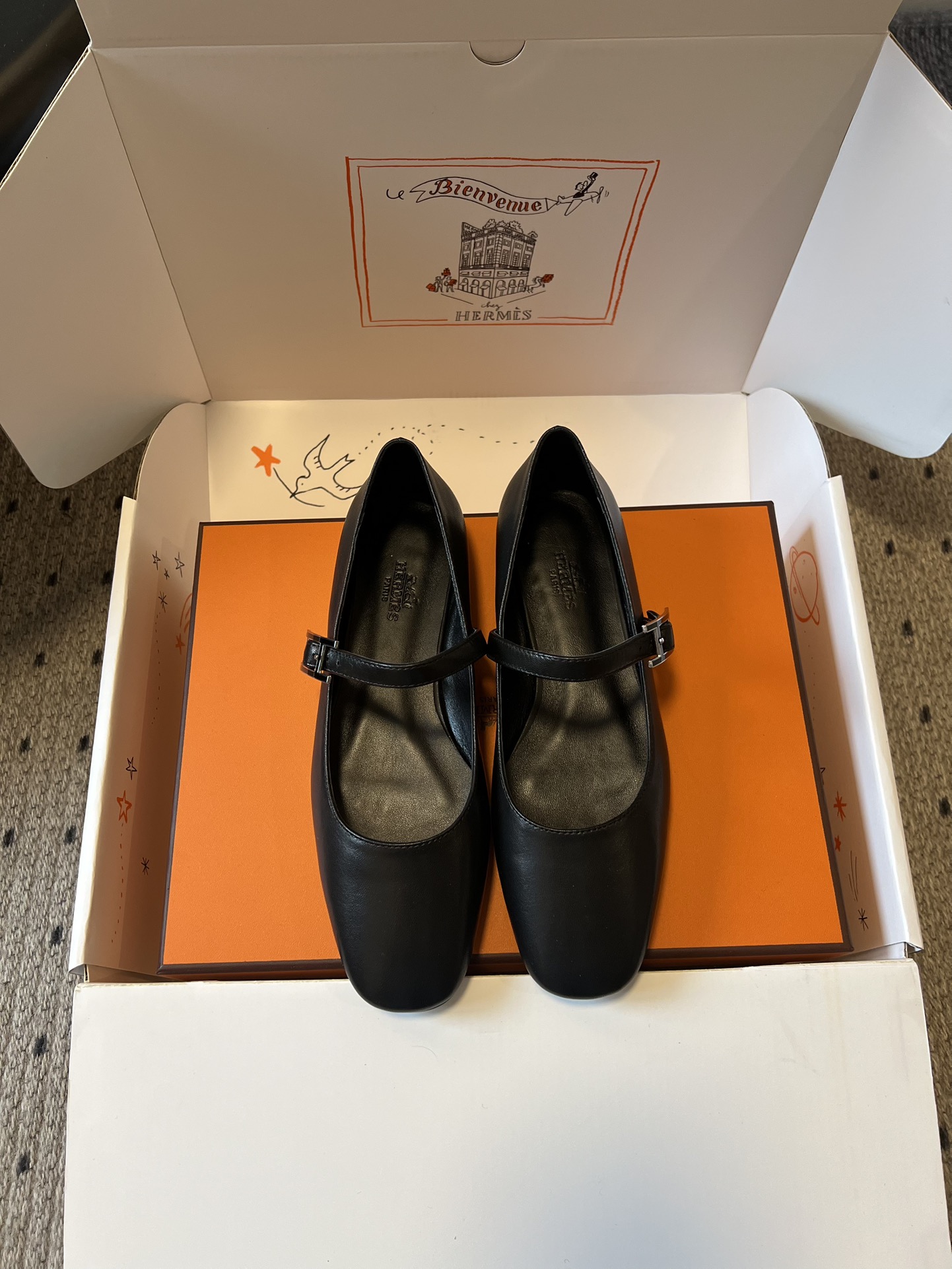 NO:747369,Hermes 26ss spring and summer new flat Mary Jane shoes are based on classic Mary Jane shoes. The design of the square toe + single buckle is simple and elegant. The square toe shape can modify the foot shape. The 2cm low heel height takes into account both elegance and comfort. The body of the shoe has neat lines, the connection between the metal buckle and the upper is natural and smooth, and the brand logo is only presented in the form of embossing in a low-key way inside the shoe.  The soft leather material and moderately loose shoe last fit the foot shape immediately without the need for running-in. Wearing it barefoot will not chafe your feet. It can be matched with retro-style dresses and suit pants, as well as minimalist style commuting clothes. It is a 'universal item' to create an elegant look. Suede upper, suede lining, Italian genuine leather outsole, increased by 2cm, size 35-40 (40 size customization is not returnable), single shoes, hermes, mary  jane,skirts,business suit,sheepskin,Leather soles19860909Hermes 26ss 春夏新款平底玛丽珍鞋单鞋 以经典玛丽珍鞋为原型,方头+单条搭扣的设计简约优雅,方头造型能修饰脚型,2cm的低跟高度兼顾了优雅与舒适度.鞋身车线工整,金属扣与鞋面的衔接自然流畅,品牌标识仅以压印形式低调呈现于鞋内. 柔软的皮革材质与适度宽松的鞋楦,上脚即贴合脚型,无需磨合,赤脚穿也不会磨脚.既能搭配复古风的连衣裙、西装裤,也能适配极简风的通勤装,是打造优雅造型的“万能单品”. 鞋面小山羊皮 内里小山羊皮 大底意大利真皮大底 增高2cm size35-40码（40码定制不退换）,单鞋,hermes,mary jane,skirts,business suit,sheepskin,Leather soles,Women's Shoes