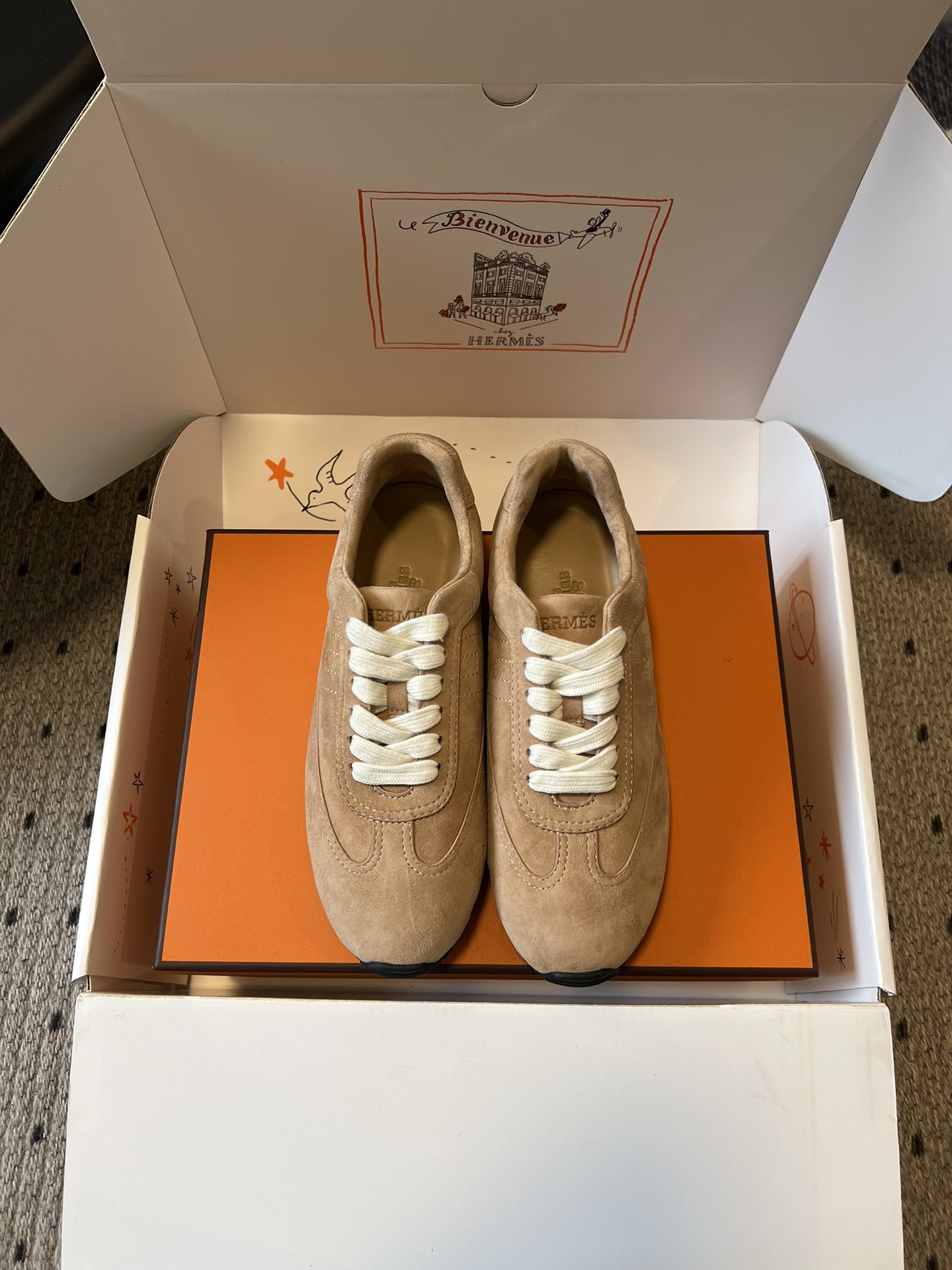 NO:724268,Top-quality Herme*26ss spring and summer new model Dexun shoes, sports shoes and casual shoes. Based on the classic Dexun shoes, the low-top + rounded toe shape is simple and neat, which not only retains the sporty attributes, but also has a sense of elegance. The shoe body has neat lines, the leather splicing has a natural transition, and the edges have been finely sealed. The overall visual sense is unified and rich in texture.  The soft leather material and loose and moderate shoe last fit the foot shape immediately, without the need for running-in. Wearing it barefoot will not chafe your feet. It can be matched with casual jeans and sweatpants, as well as simple suits and dresses. It is a 'universal item' for daily wear. Upper cow leather/fetal cashmere lining fetal cashmere Outsole TPU outsole 3cm higher  size 35-40 (customized size 40 is non-refundable), casual shoes/sports shoes, hermes, sneakers, skirts, jeans, business suit, cowhide19860909顶级品质 Herme*26ss 春夏新款秀款德训鞋运动鞋休闲鞋 以经典德训鞋为原型,低帮+圆润鞋头的造型简约利落,既保留了运动属性,又兼具优雅感.鞋身车线工整,皮革拼接处过渡自然,边缘做了精细的封边处理,整体视觉感统一且富有质感. 柔软的皮革材质与宽松适度的鞋楦,上脚即贴合脚型,无需磨合,赤脚穿也不会磨脚.既能搭配休闲感的牛仔裤、运动裤,也能适配简约风的西装、连衣裙,是日常穿搭的“万能单品”. 鞋面奶牛皮/胎羊绒 内里胎羊绒 大底TPU大底 增高3cm size35-40码（40码定制不退换）,休闲鞋/运动鞋,hermes,sneakers,skirts,jeans,business suit,cowhide,Women's Shoes