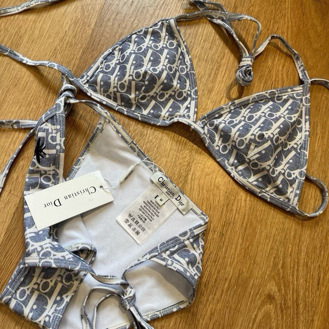 （三件套）。Dior迪奥 新款比基尼泳衣👙❤️😍🥰适合多种场景的游泳衣🏊‍♀️海边 游泳池 温泉 水上乐