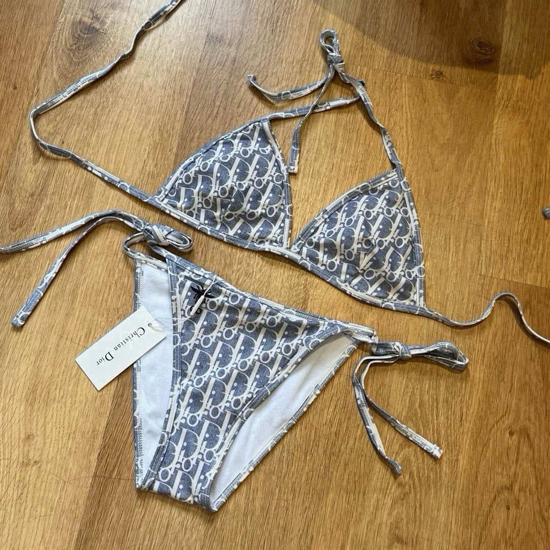 （三件套）。Dior迪奥 新款比基尼泳衣👙❤️😍🥰适合多种场景的游泳衣🏊‍♀️海边 游泳池 温泉 水上乐