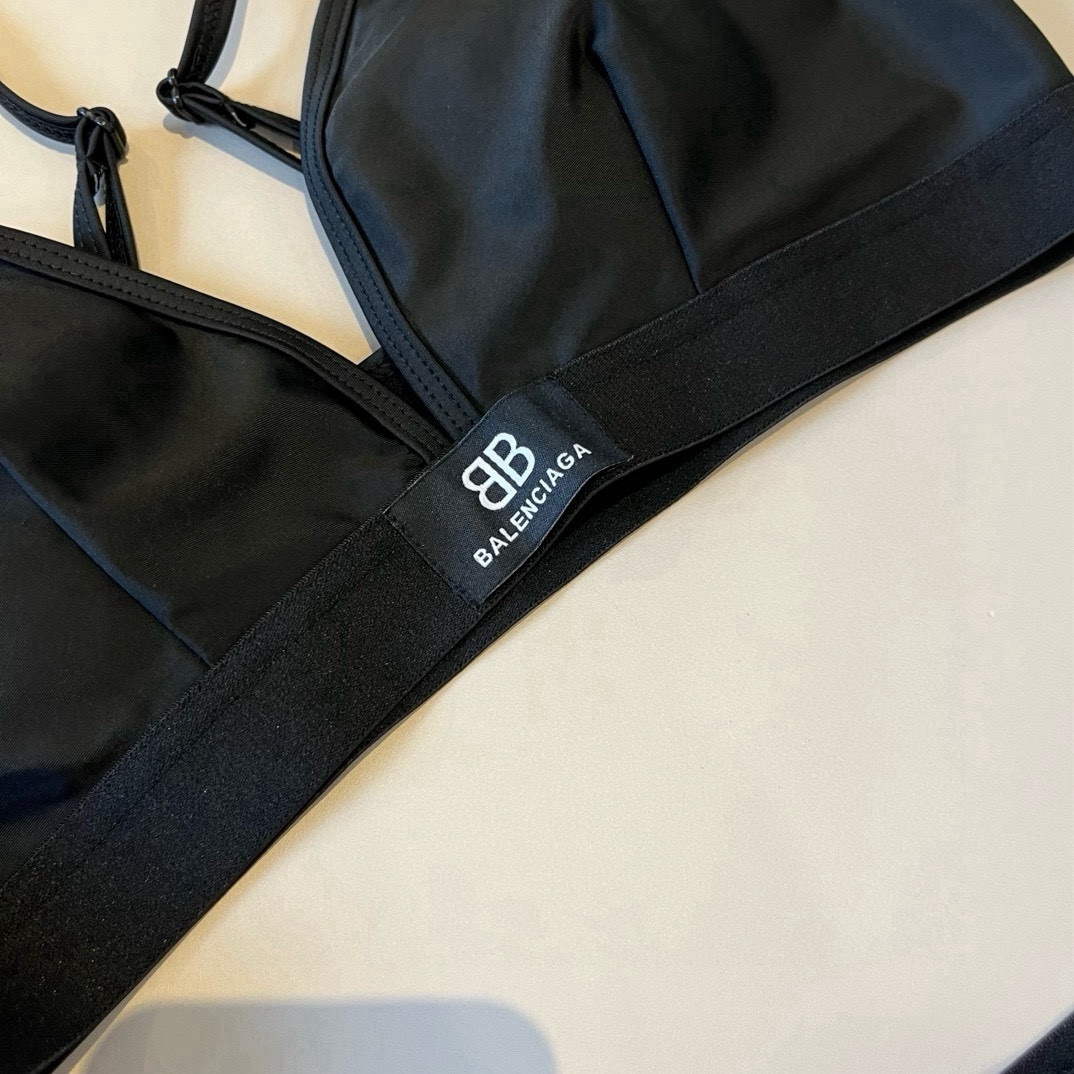 。巴黎世家比基尼👙❤️😍🥰适合多种场景的游泳衣🏊‍♀️海边 游泳池 温泉 水上乐园 漂流都可以😌内搭外穿