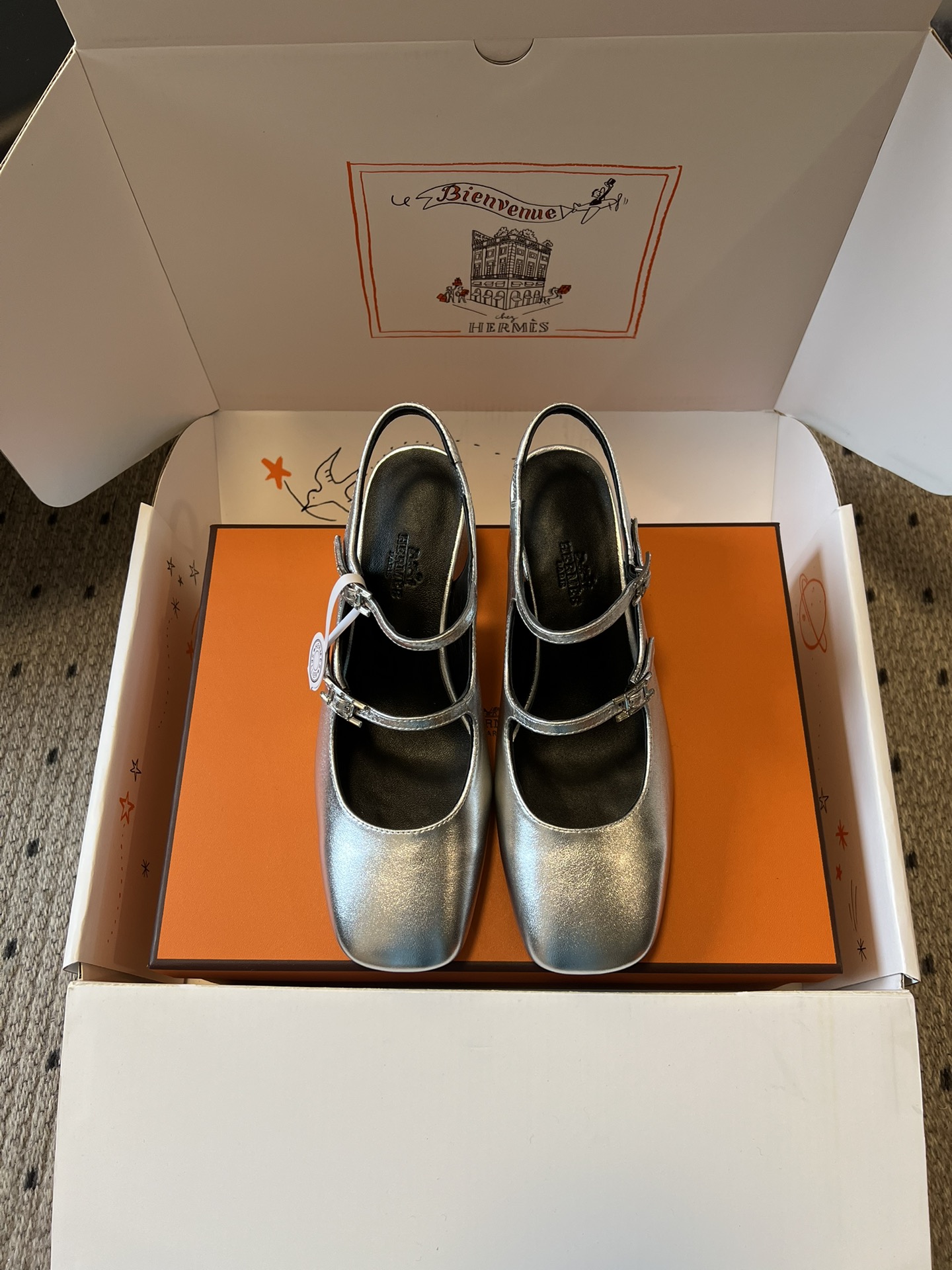 NO:724279,Top quality Herme*26ss Jackie series spring and summer new Mary Jane thick heel high heels are based on classic Mary Jane shoes. The design of square toe + double buckle is simple and elegant. The square toe shape can modify the foot shape, taking into account both elegance and comfort. The stitching of the shoe body is neat, the connection between the metal buckle and the upper is natural and smooth, and the brand logo is only presented in the form of embossing in a low-key way inside the shoe.  The soft leather material and moderately loose shoe last fit the foot shape immediately, without the need for running-in, and the bare feet will not be worn. It can be matched with retro-style dresses, suit pants, or minimalist commuting wear. It is a 'universal item' to create an elegant look. Suede upper, suede lining, Italian genuine leather outsole, 6cm higher  Size 35-40 (customized size 40 is non-returnable), single shoes Mary Jane, hermes, mary jane, high heels, skirts, business suit, sheepskin, Leather soles19860909顶级品质 Herme*26ss Jackie系列春夏新款玛丽珍粗跟高跟鞋 以经典玛丽珍鞋为原型,方头+双条搭扣的设计简约优雅,方头造型能修饰脚型,兼顾了优雅与舒适.鞋身车线工整,金属扣与鞋面的衔接自然流畅,品牌标识仅以压印形式低调呈现于鞋内. 柔软的皮革材质与适度宽松的鞋楦,上脚即贴合脚型,无需磨合,赤脚穿也不会磨脚.既能搭配复古风的连衣裙、西装裤,也能适配极简风的通勤装,是打造优雅造型的“万能单品”. 鞋面小山羊皮 内里小山羊皮 大底意大利真皮大底 增高6cm size35-40码（40码定制不退换）,单鞋玛丽珍,hermes,mary jane,high heels,skirts,business suit,sheepskin,Leather soles,Women's Shoes