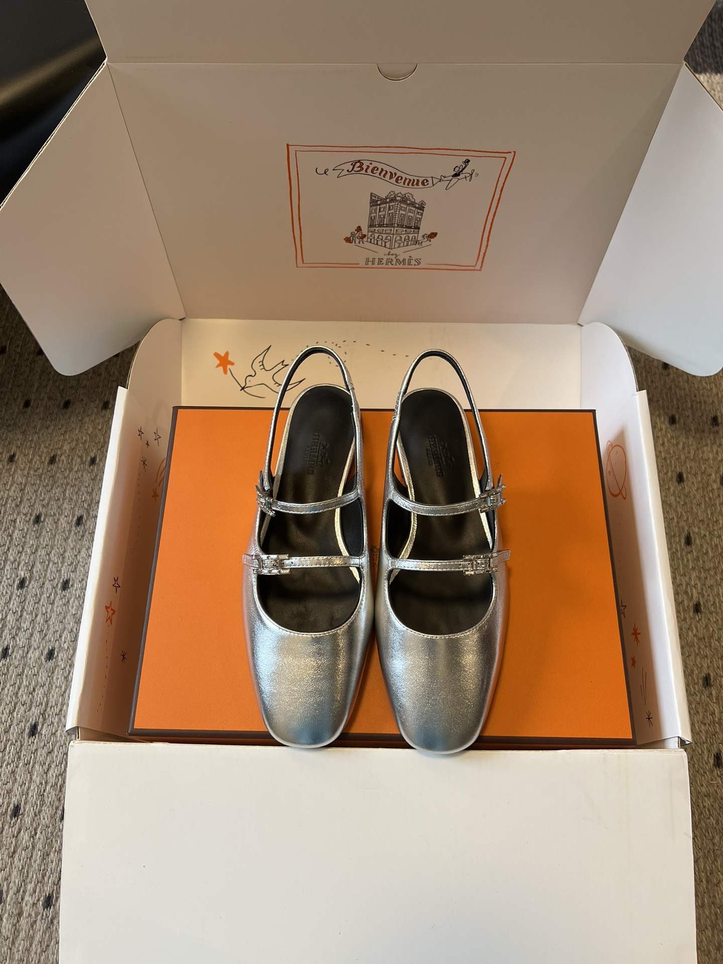 NO:724285,Top quality Herme*26ss Jackie series spring and summer new flat Mary Jane shoes. Based on classic Mary Jane shoes, the design of square toe + double buckle is simple and elegant. The square toe shape can modify the foot shape, and the 1cm low heel height takes into account both elegance and comfort. The body of the shoe has neat lines, the connection between the metal buckle and the upper is natural and smooth, and the brand logo is only presented in the form of embossing in a low-key way inside the shoe.  The soft leather material and moderately loose shoe last fit the shape of the foot immediately, without the need for running-in, and wearing barefoot will not chafe your feet. It can be matched with retro-style dresses, suit pants, or minimalist style commuting wear. It is a 'universal item' to create an elegant look. Suede upper, suede lining, Italian genuine leather outsole, 1cm higher  Size 35-40 (customized sizes 40 are non-refundable), single shoes Mary Jane, hermes, mary jane, skirts, business suit, sheepskin, Leather soles19860909顶级品质 Herme*26ss Jackie系列春夏新款平底玛丽珍单鞋 以经典玛丽珍鞋为原型,方头+双条搭扣的设计简约优雅,方头造型能修饰脚型,1cm的低跟高度兼顾了优雅与舒适.鞋身车线工整,金属扣与鞋面的衔接自然流畅,品牌标识仅以压印形式低调呈现于鞋内. 柔软的皮革材质与适度宽松的鞋楦,上脚即贴合脚型,无需磨合,赤脚穿也不会磨脚.既能搭配复古风的连衣裙、西装裤,也能适配极简风的通勤装,是打造优雅造型的“万能单品”. 鞋面小山羊皮 内里小山羊皮 大底意大利真皮大底 增高1cm size35-40码（40码定制不退换）,单鞋玛丽珍,hermes,mary jane,skirts,business suit,sheepskin,Leather soles,Women's Shoes