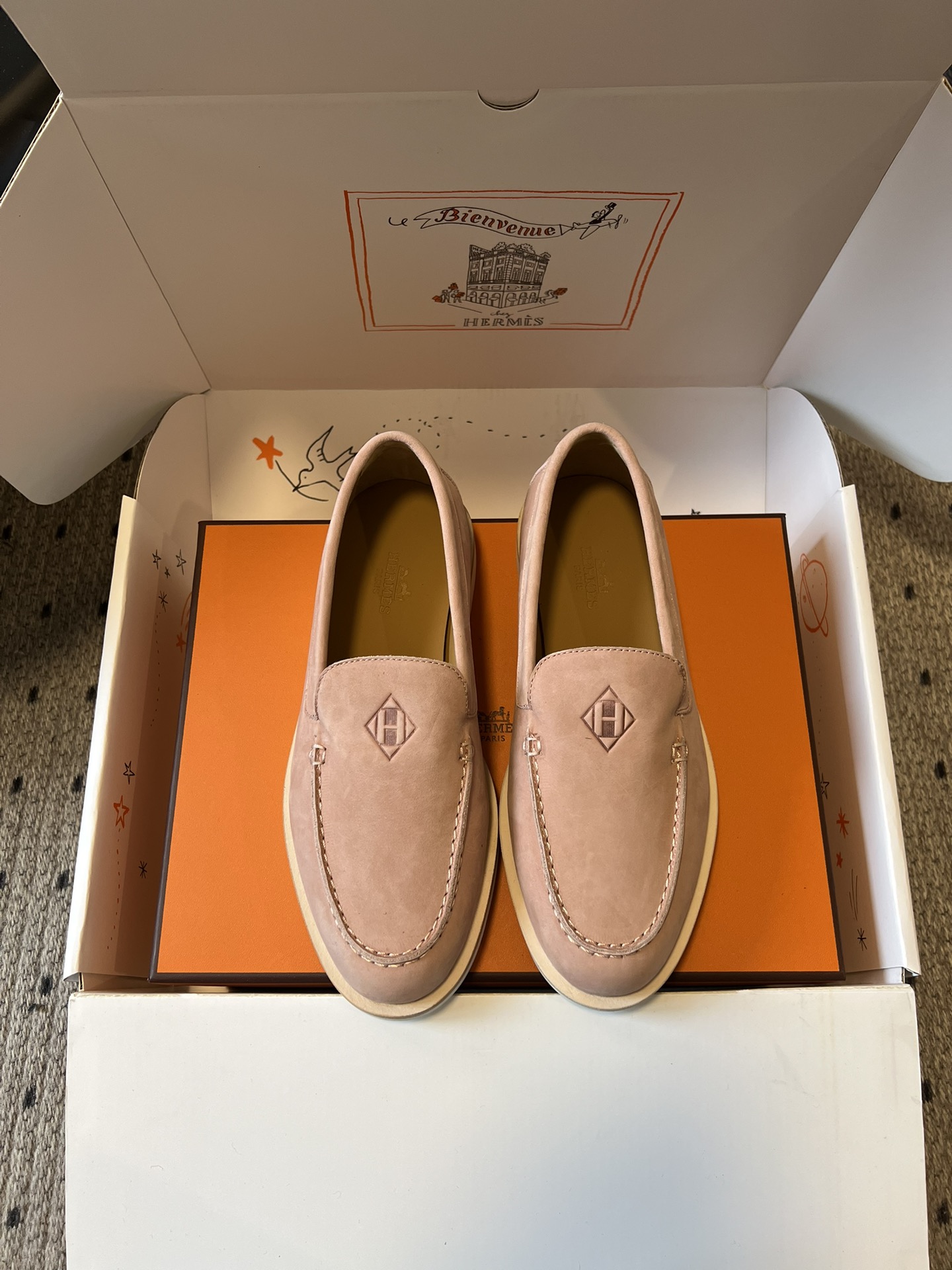 NO:724262,Top quality Herme*26ss new spring and summer slip-on flat loafer casual shoes. Based on classic loafers, the slip-on design without laces is simple and neat, and the rounded toe box is suitable for a variety of foot types. It has both a sense of elegance and leisure. The body of the shoe has neat lines and fine edge sealing processing, making the overall visual sense unified and rich in texture.  The soft suede material and loose and moderate shoe last fit the foot shape instantly without the need for break-in, and the feet will not be worn when worn barefoot. It can be matched with casual jeans and wide-leg pants, as well as simple commuting wear and dresses. It is a 'universal item' for daily wear. Matte calfskin upper, cowhide lining, IP combination outsole, increased by 2.5cm  size 35-40 (customized sizes 40 are non-refundable), loafers, hermes, loafers, skirts, jeans, cowhide19860909顶级品质 Herme*26ss 春夏新款一脚蹬平底乐福鞋休闲鞋 以经典乐福鞋为原型,无鞋带的套穿设计简约利落,圆润鞋头适配多种脚型,兼具优雅感与休闲感.鞋身车线工整,边缘做了精细的封边处理,整体视觉感统一且富有质感. 柔软的绒面革材质与宽松适度的鞋楦,上脚即贴合脚型,无需磨合,赤脚穿也不会磨脚.既能搭配休闲感的牛仔裤、阔腿裤,也能适配简约风的通勤装、连衣裙,是日常穿搭的“万能单品”. 鞋面磨砂小牛皮 内里牛皮 大底IP组合大底 增高2.5cm size35-40码（40码定制不退换）,乐福鞋,hermes,loafers,skirts,jeans,cowhide,Women's Shoes