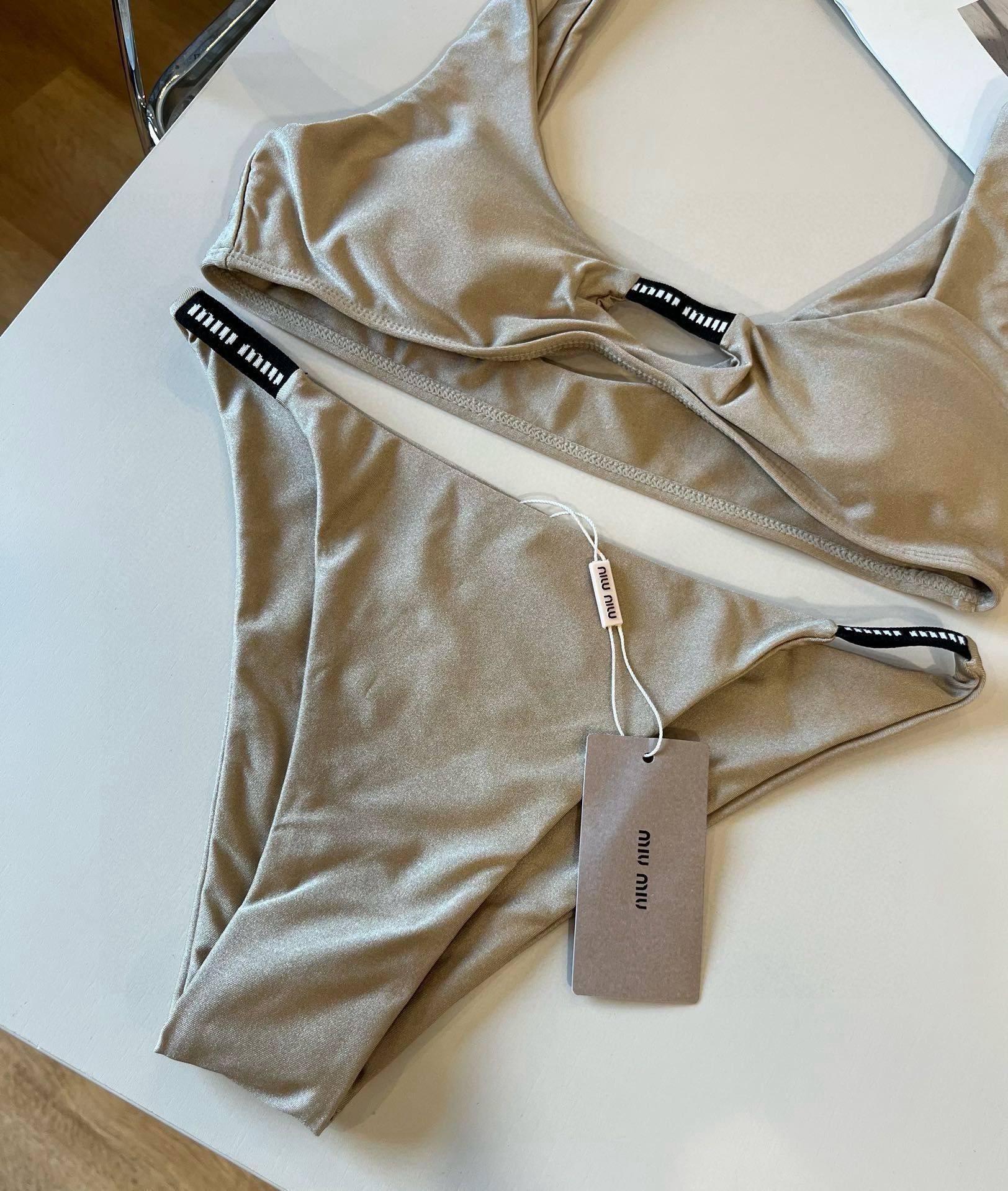 。miumiu缪缪新款比基尼😍🥰适合多种场景的游泳衣🏊‍♀️海边 游泳池 温泉 水上乐园 漂流都可以😌内