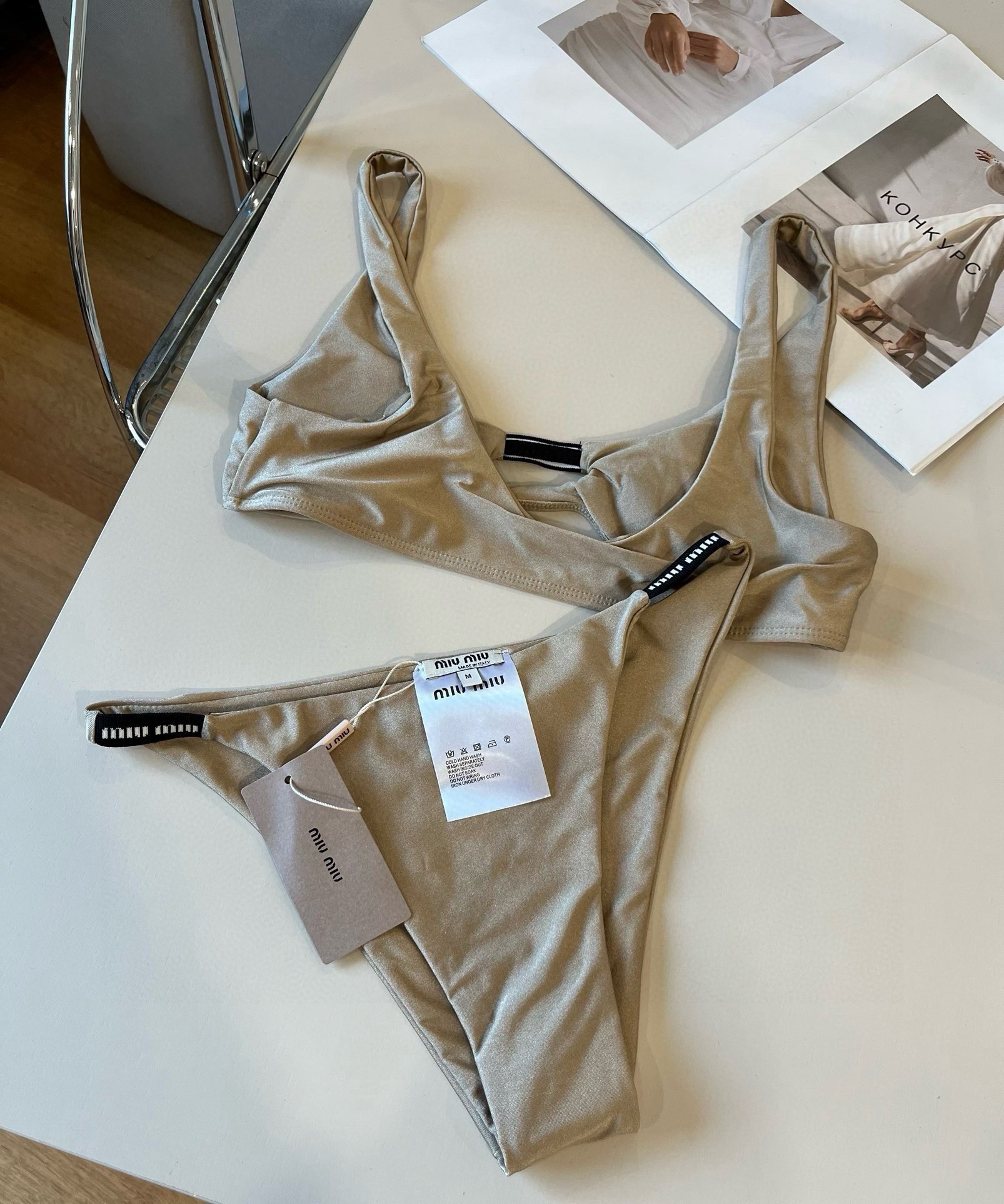 。miumiu缪缪新款比基尼😍🥰适合多种场景的游泳衣🏊‍♀️海边 游泳池 温泉 水上乐园 漂流都可以😌内