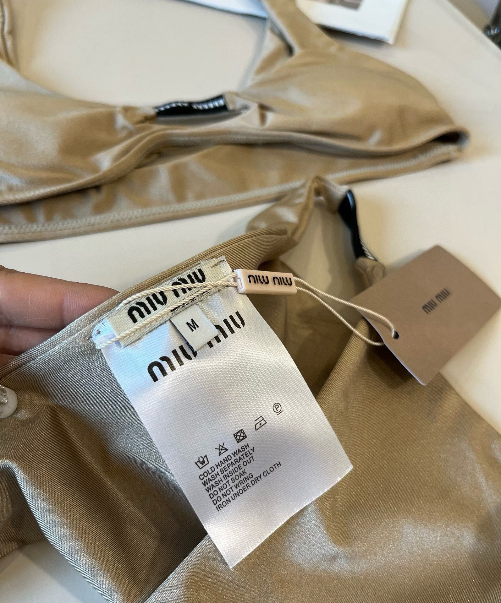 。miumiu缪缪新款比基尼😍🥰适合多种场景的游泳衣🏊‍♀️海边 游泳池 温泉 水上乐园 漂流都可以😌内