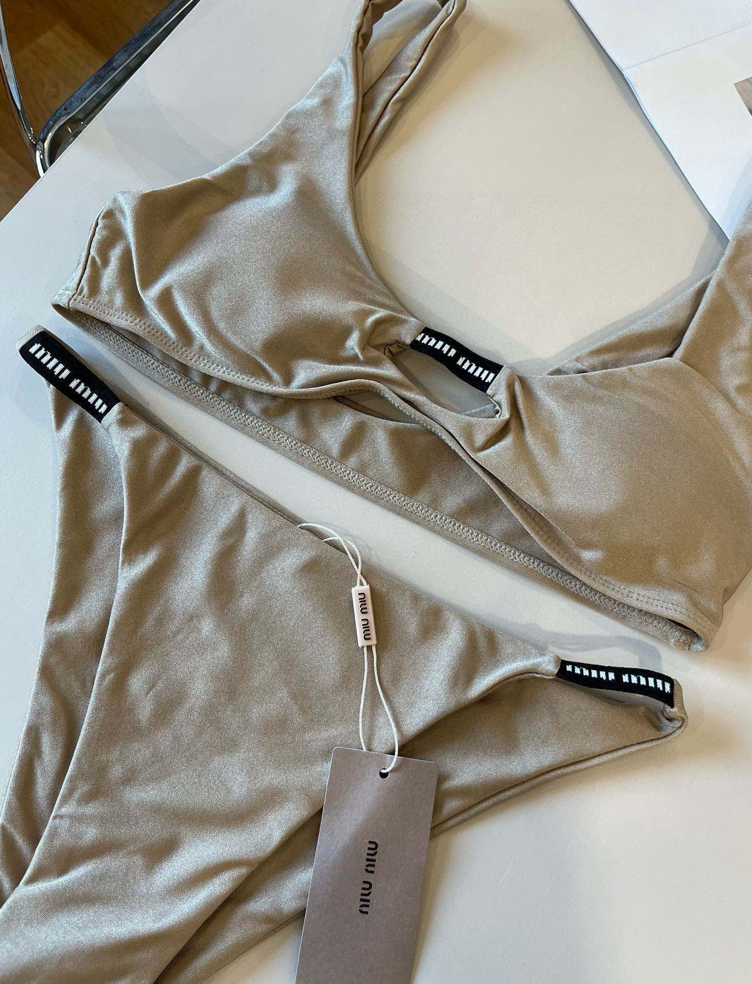 。miumiu缪缪新款比基尼😍🥰适合多种场景的游泳衣🏊‍♀️海边 游泳池 温泉 水上乐园 漂流都可以😌内