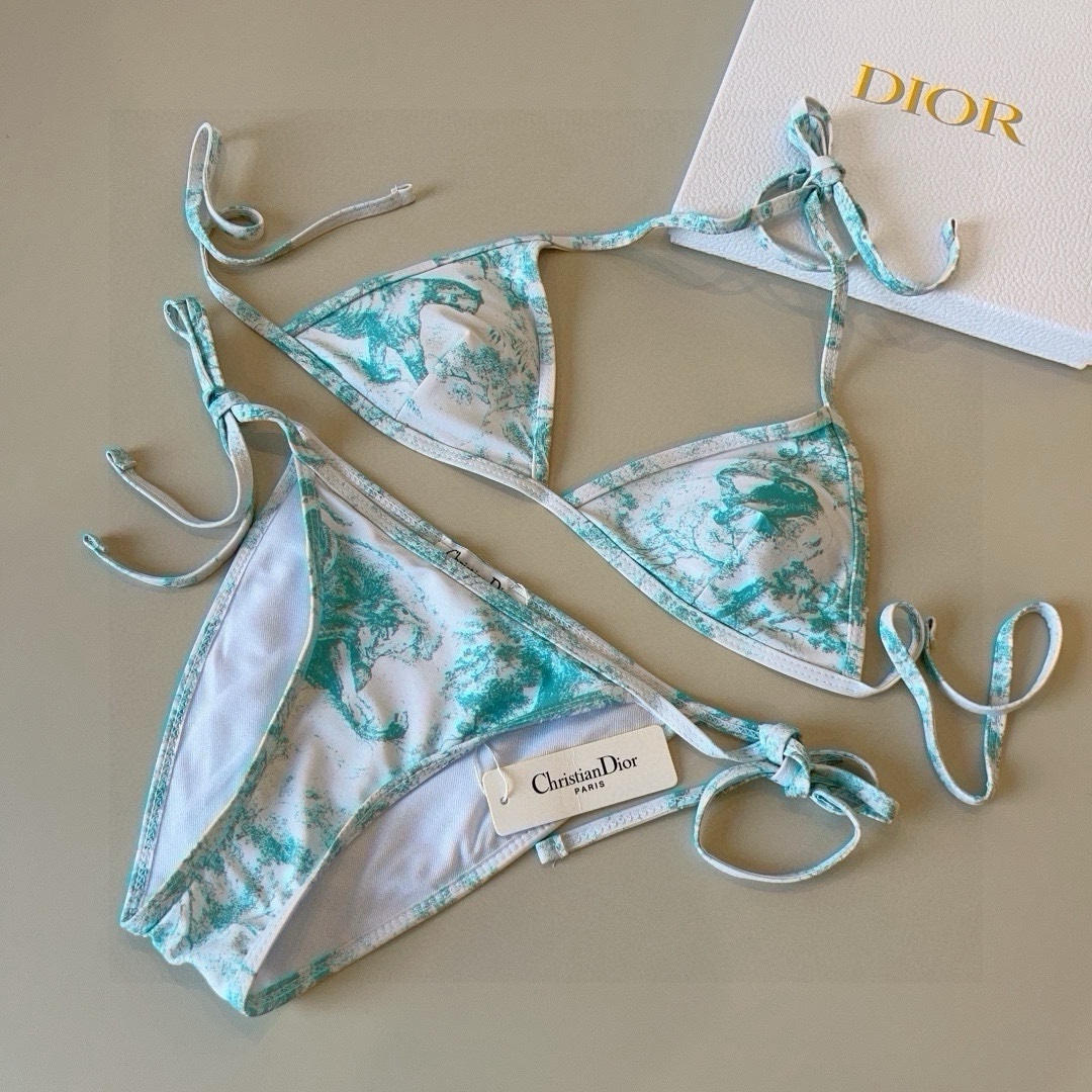 。Dior迪奥 新款比基尼泳衣👙❤️😍🥰适合多种场景的游泳衣🏊‍♀️海边 游泳池 温泉 水上乐园 漂流都