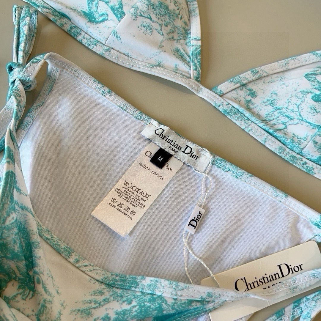 。Dior迪奥 新款比基尼泳衣👙❤️😍🥰适合多种场景的游泳衣🏊‍♀️海边 游泳池 温泉 水上乐园 漂流都