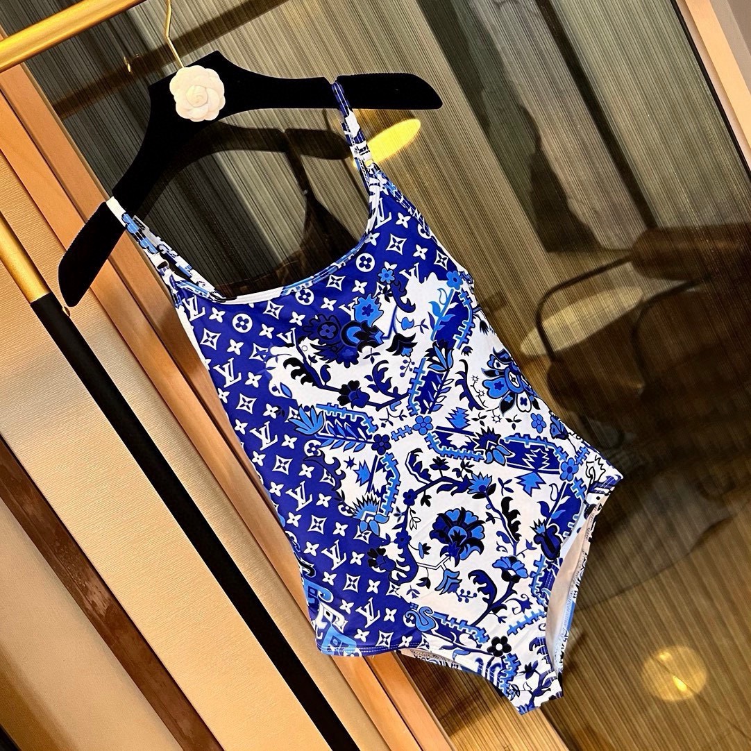 。Lv专柜最新款沙滩系列连体式泳衣 可以说是游泳衣的天花板了👙强烈推荐！实物非常高级，泳衣外穿太🉑️了，