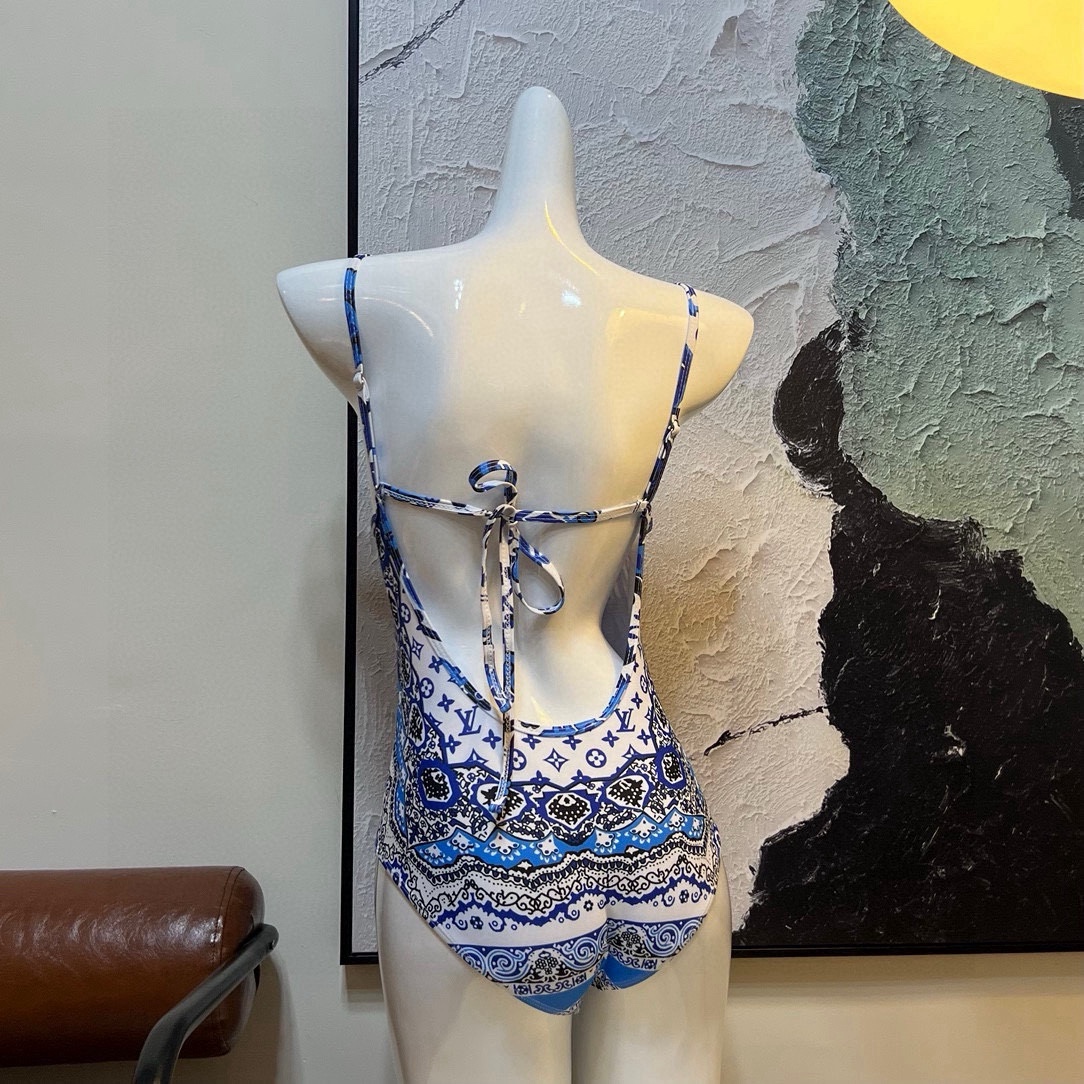 。Lv专柜最新款沙滩系列连体式泳衣 可以说是游泳衣的天花板了👙强烈推荐！实物非常高级，泳衣外穿太🉑️了，