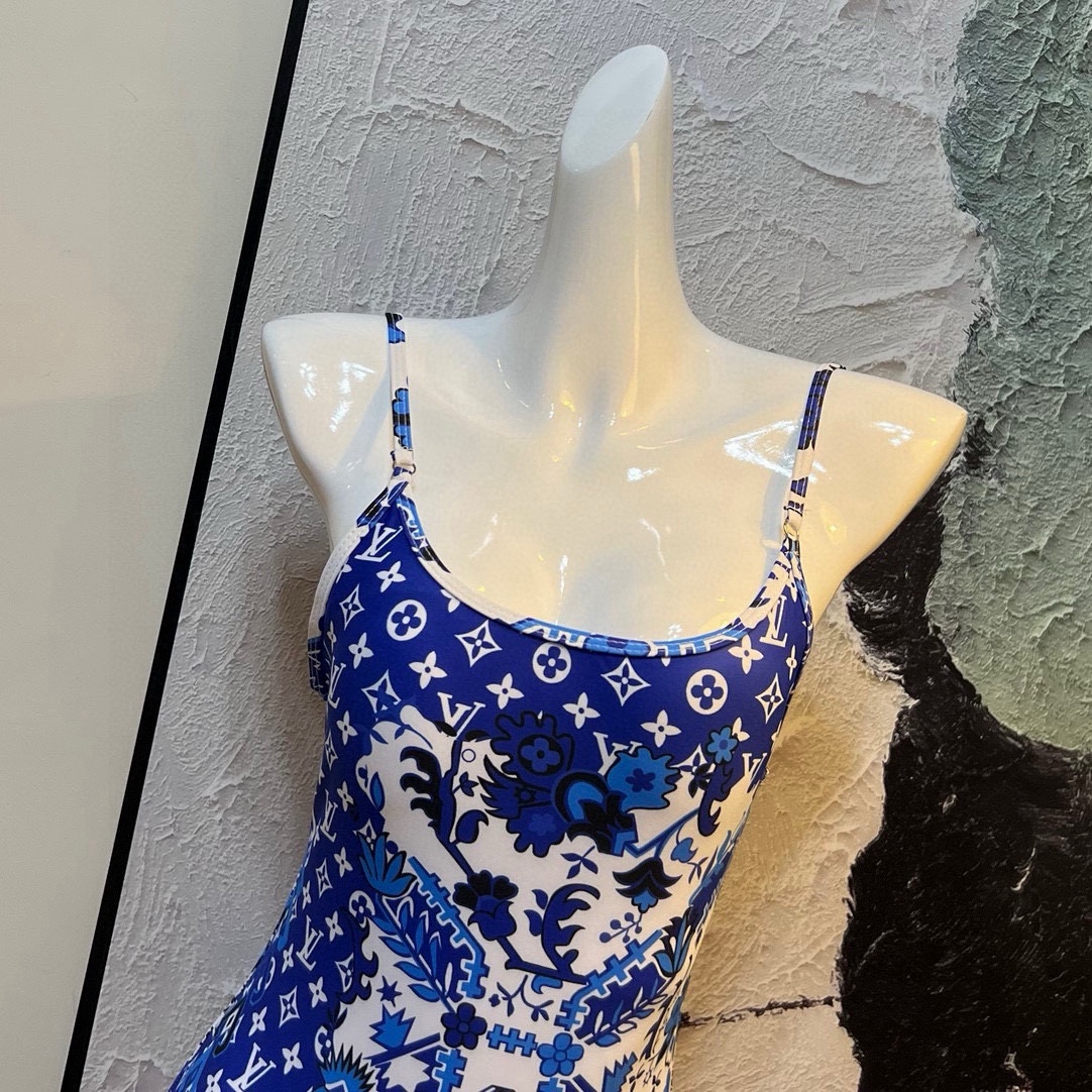 。Lv专柜最新款沙滩系列连体式泳衣 可以说是游泳衣的天花板了👙强烈推荐！实物非常高级，泳衣外穿太🉑️了，