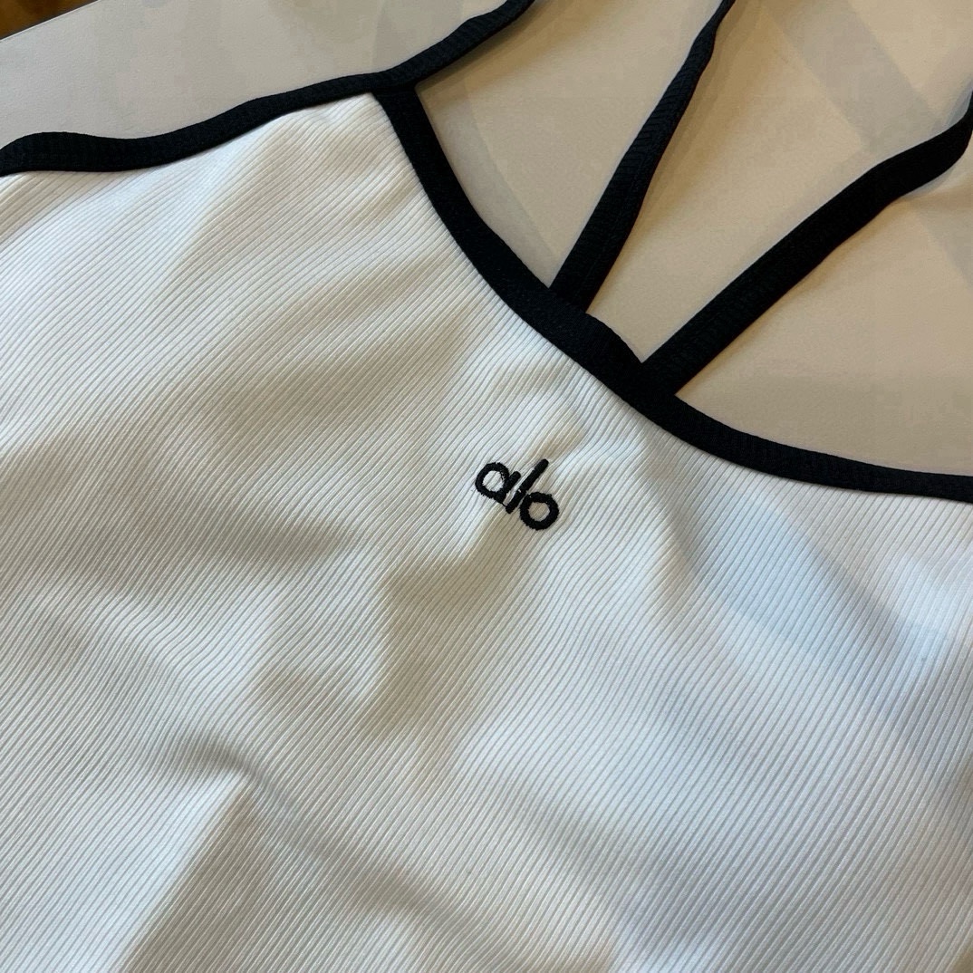 。alo连体泳衣 😍🥰适合多种场景的游泳衣🏊‍♀️海边 游泳池 温泉 水上乐园 漂流都可以😌内搭也完全可