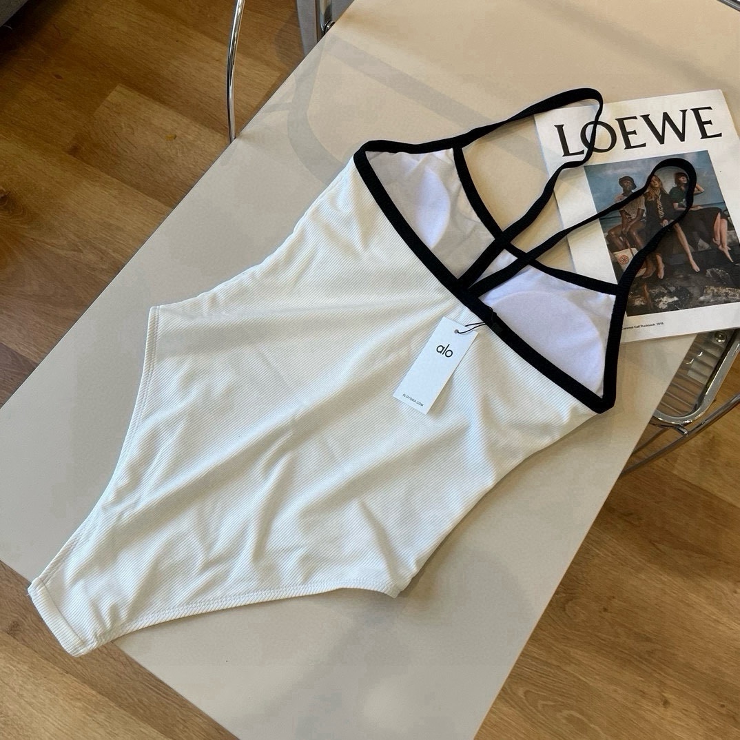 。alo连体泳衣 😍🥰适合多种场景的游泳衣🏊‍♀️海边 游泳池 温泉 水上乐园 漂流都可以😌内搭也完全可