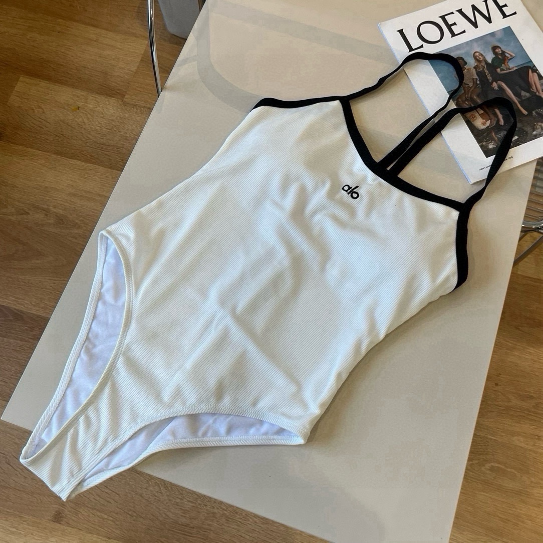 。alo连体泳衣 😍🥰适合多种场景的游泳衣🏊‍♀️海边 游泳池 温泉 水上乐园 漂流都可以😌内搭也完全可