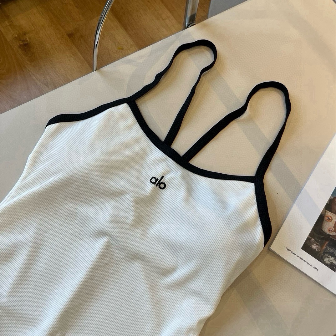 。alo连体泳衣 😍🥰适合多种场景的游泳衣🏊‍♀️海边 游泳池 温泉 水上乐园 漂流都可以😌内搭也完全可