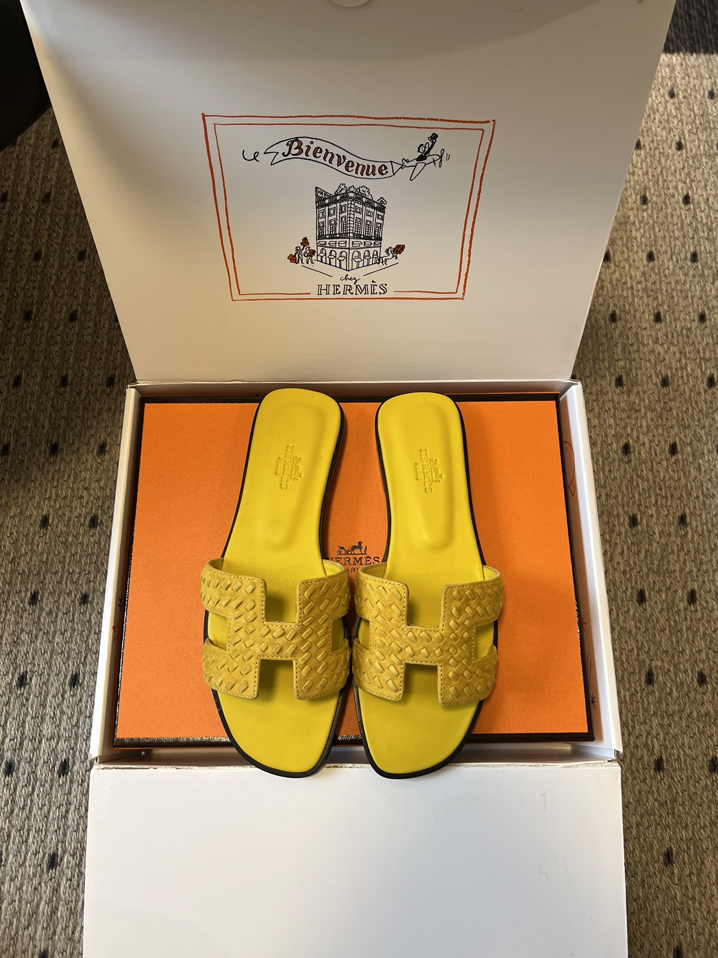 NO:724228,The top-quality Herme*26ss new summer woven flat slippers are based on classic slippers. The woven texture of the upper is the core highlight. It not only retains the handmade texture, but also has a modern and simple feel, adapting to a variety of foot types. The weaving process is rigorous, the thickness of each leather strip is even, the connection is natural and smooth, and the edges are finely sealed, fully demonstrating the brand's craftsmanship quality.  The hollow structure of the woven upper is matched with the leather material, making the upper foot light and breathable, suitable for long-term wear in summer, and wearing barefoot will not scratch your feet. It can be matched with casual jeans and shorts, as well as simple dresses and commuting clothes. It is a 'universal item' to create a summer look. Suede upper/hand-made leather strips, suede lining, Italian genuine leather outsole, 1cm higher  size 35-40 (customized sizes 40 are non-refundable), slippers, hermes, slippers, skirts, shorts, jeans, sheepskin, Leather soles19860909顶级品质 Herme*26ss 新款夏季编织平底拖鞋 以经典一字拖为原型,鞋面的编织纹理是核心亮点,既保留了手工质感,又兼具现代简约感,适配多种脚型.编织工艺严谨,每一根皮革条带的粗细均匀,衔接自然流畅,边缘做了精细的封边处理,尽显品牌的匠造品质. 编织鞋面的镂空结构与皮革材质搭配,上脚轻盈透气,适合夏季长时间穿着,赤脚穿也不会磨脚.既能搭配休闲感的牛仔裤、短裤,也能适配简约风的连衣裙、通勤装,是打造夏日造型的“万能单品”. 鞋面小山羊皮/手工穿皮条 内里小山羊皮 大底意大利真皮大底 增高1cm size35-40码（40码定制不退换）,拖鞋,hermes,slippers,skirts,shorts,jeans,sheepskin,Leather soles,Women's Shoes