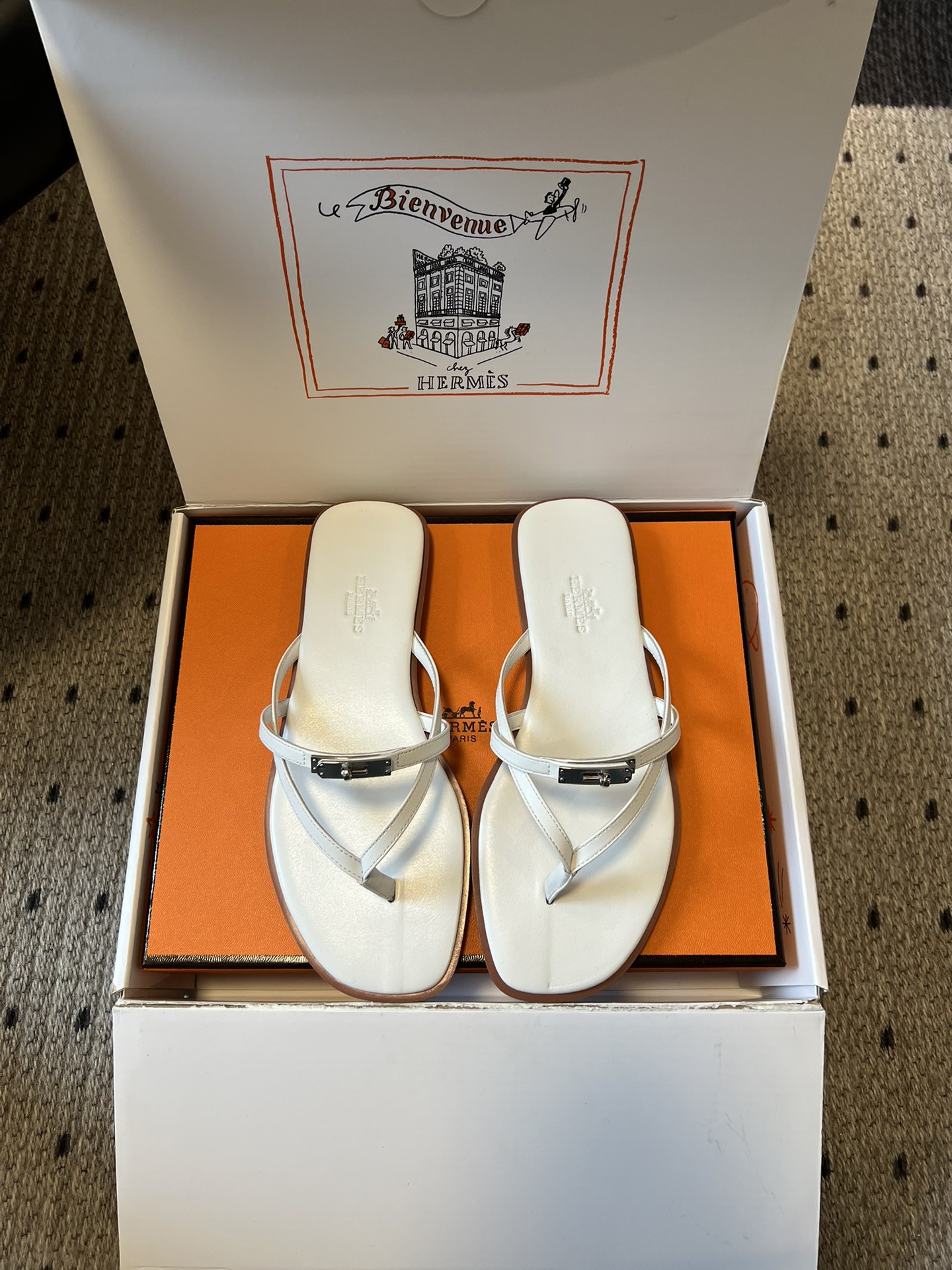 NO:724232,The top-quality Herme*26ss new summer flat flip-flop slippers are based on classic flip-flops, with smooth and neat lines and no unnecessary decoration. Only metal buckles embellish the shoe body, showing French elegance. The shoe body has neat lines, the connection between the metal buckle and the upper is natural and smooth, and the brand logo is only presented in the form of embossing on the footbed in a low-key manner.  The clip-on design is matched with leather material, and the upper foot is light and breathable, suitable for long-term wear in summer, and it will not scratch your feet when worn barefoot. It can be matched with casual jeans and dresses, or simple commuting wear, making it a 'universal item' for creating a summer look. Suede upper, suede lining, Italian leather outsole, 1cm higher  size 35-40 (customized sizes 40 are non-refundable), split-toe shoes, hermes, slippers, skirts, jeans, sheepskin, Leather soles19860909顶级品质 Herme*26ss 新款夏季平底夹脚人字拖拖鞋 以经典人字拖为原型,线条流畅利落,无多余装饰,仅通过金属扣点缀鞋身,尽显法式优雅.鞋身车线工整,金属扣与鞋面的衔接自然流畅,品牌标识仅以压印形式低调呈现于鞋床. 夹脚设计与皮革材质搭配,上脚轻盈透气,适合夏季长时间穿着,赤脚穿也不会磨脚.既能搭配休闲感的牛仔裤、连衣裙,也能适配简约风的通勤装,是打造夏日造型的“万能单品”. 鞋面小山羊皮 内里小山羊皮 大底意大利真皮大底 增高1cm size35-40码（40码定制不退换）,分趾鞋,hermes,slippers,skirts,jeans,sheepskin,Leather soles,Women's Shoes