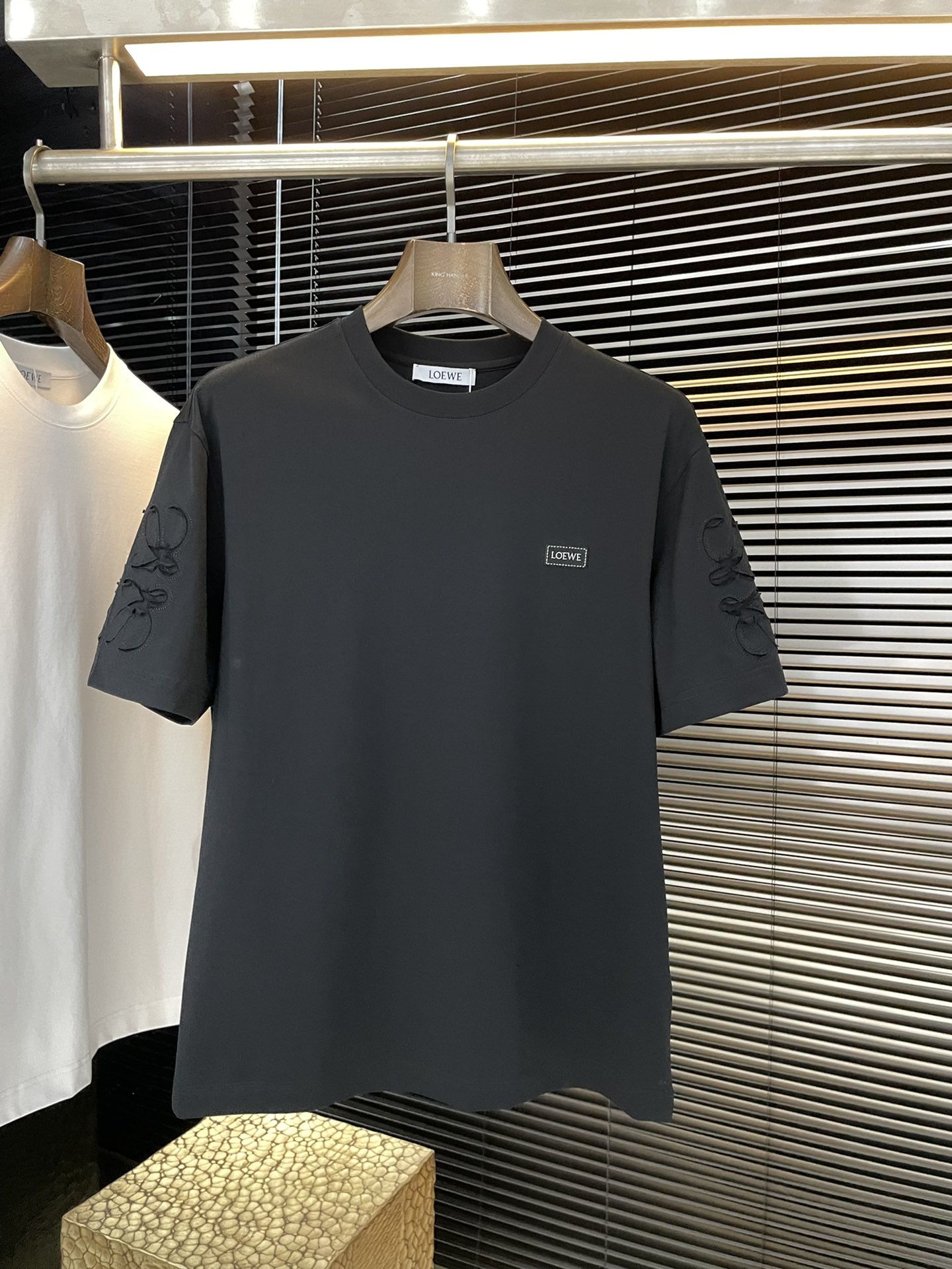 NO:734900,P LOEWE series VIP advanced customization 2026 spring and summer new T-shirt. This T-shirt is made of soft cotton jersey fabric, decorated with classic embroidery on the chest, and the sleeves have exquisite embroidery patterns and embossed technology. It presents a sense of elegance and sophistication, highlighting brand recognition and sophistication. The T-shirt can be worn alone, or can be easily paired with sweaters, sweaters and jackets. Highly recommended!  Size M-3XL next day shipping,,loewe,loewe,hoodie,sweatshirts,jackets & coats,tees,t-shirt,19860909P  LOEWE（罗意）系列 VIP高级定制 2026春夏季新款T恤,这款采用柔软棉质平纹针织面料制作而成,胸前有饰有经典刺绣,袖子有精致的刺绣花纹加压花工艺 呈现优雅精致感 凸显品牌辨识度与穿搭精致度 T恤可单独穿着,也可轻松搭配针织衫、卫衣和外套,强烈推荐！码数 M-3XL 隔天出货,,loewe,loewe,hoodie,sweatshirts,jackets & coats,tees，t-shirt,,Men's clothing